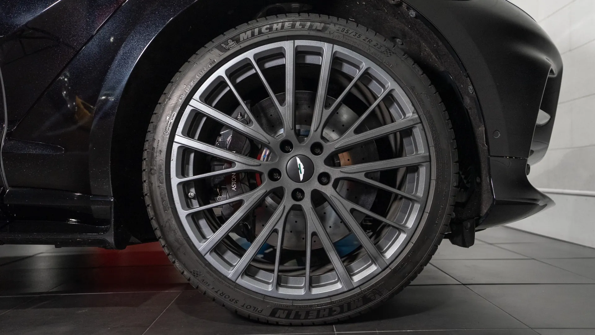 Aston Martin DBX — photo 7