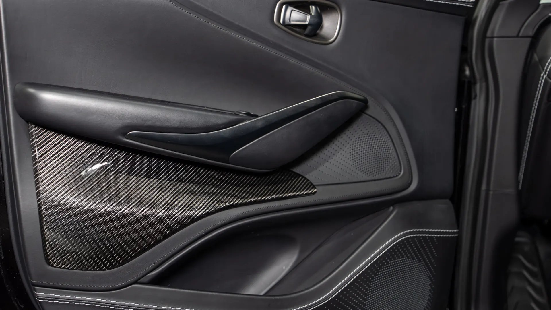 Aston Martin DBX — photo 27