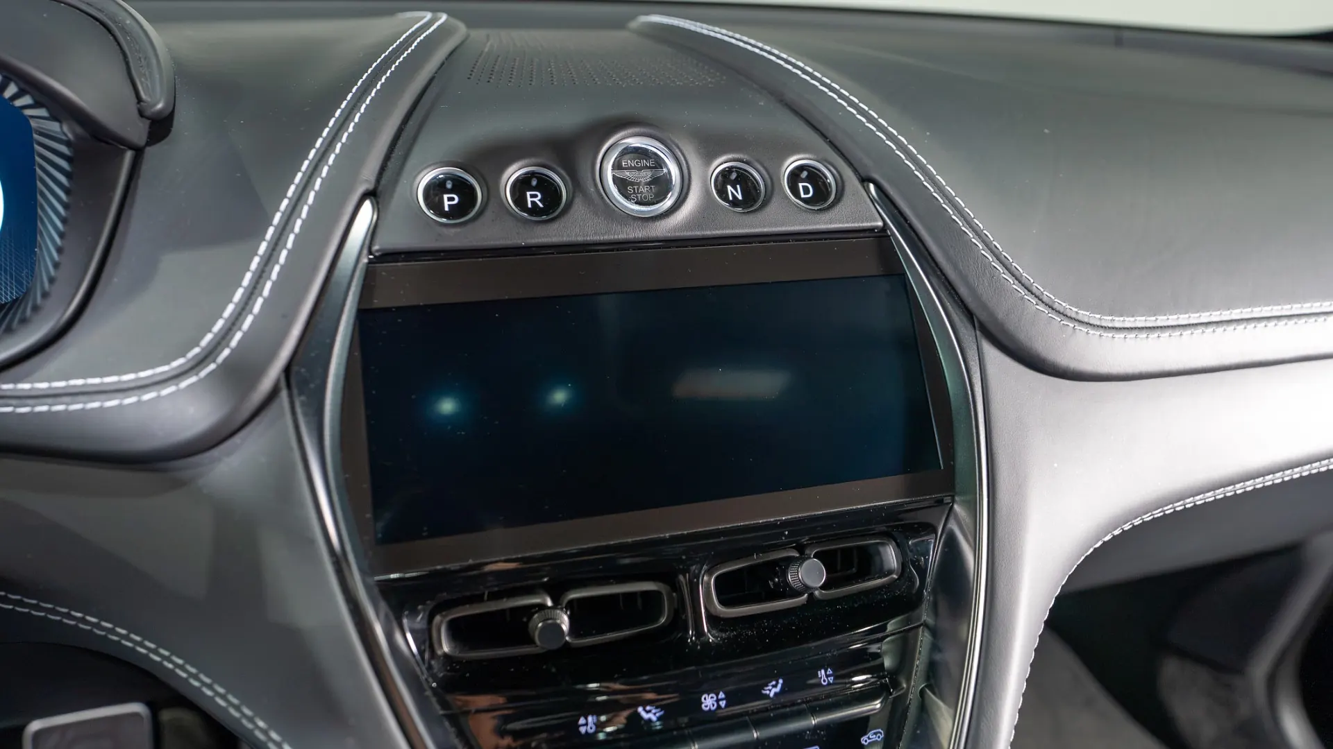 Aston Martin DBX — photo 18