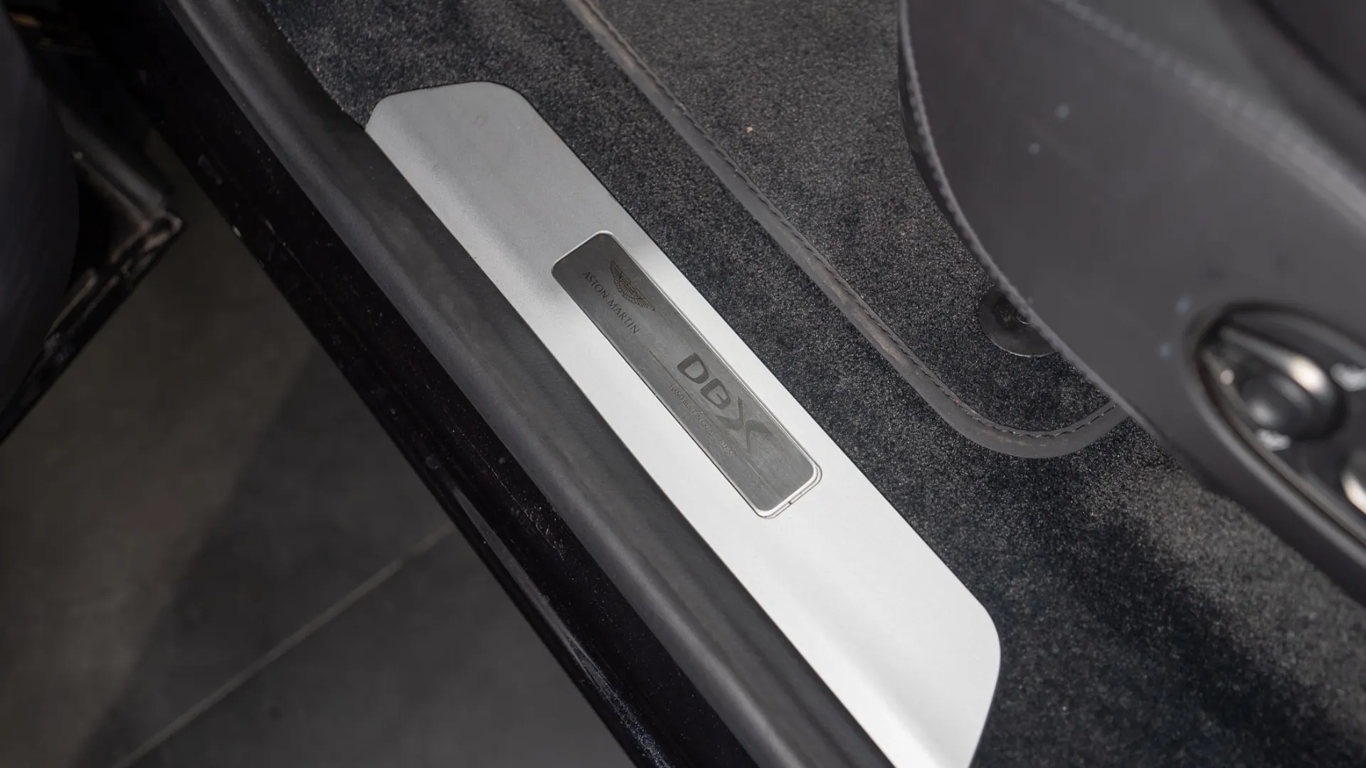 Aston Martin DBX — photo 30