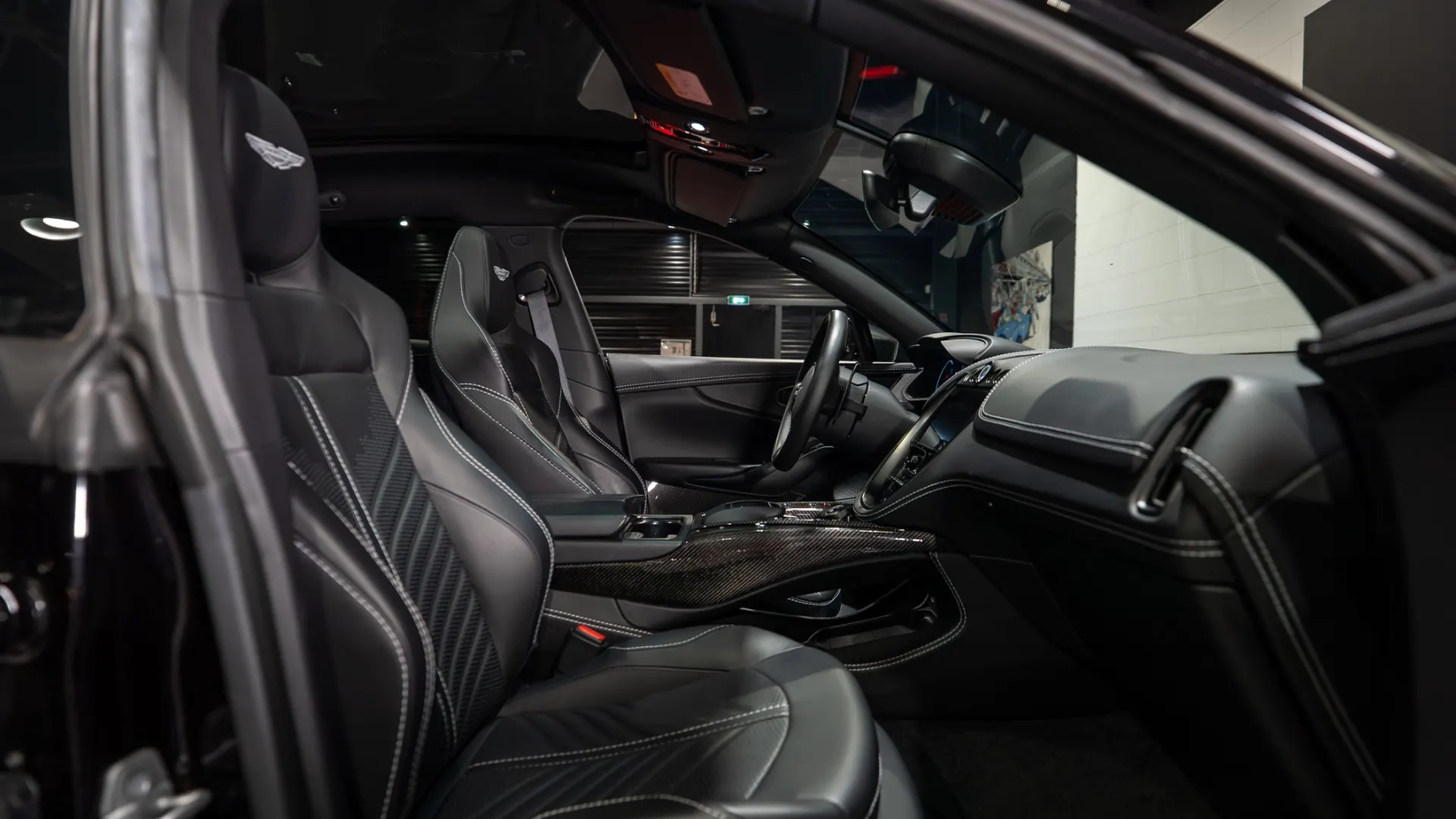 Aston Martin DBX — photo 8