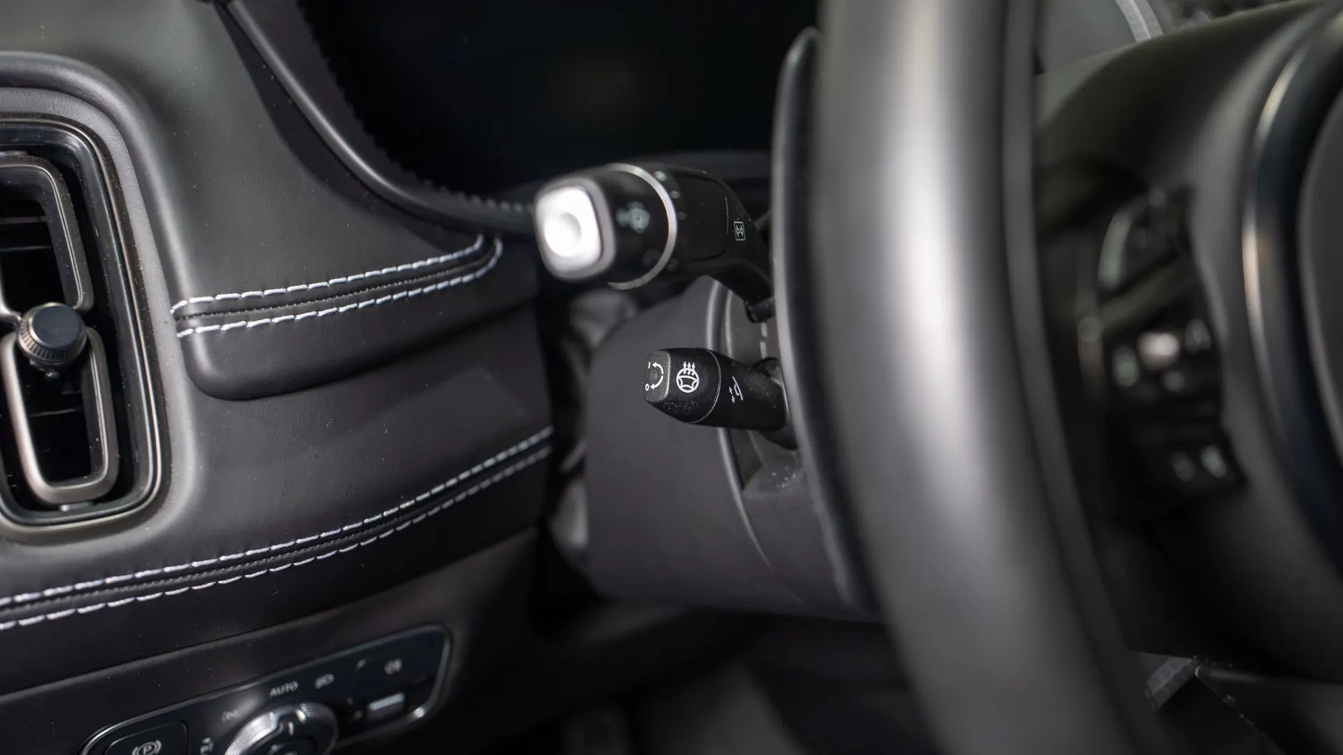 Aston Martin DBX — photo 16