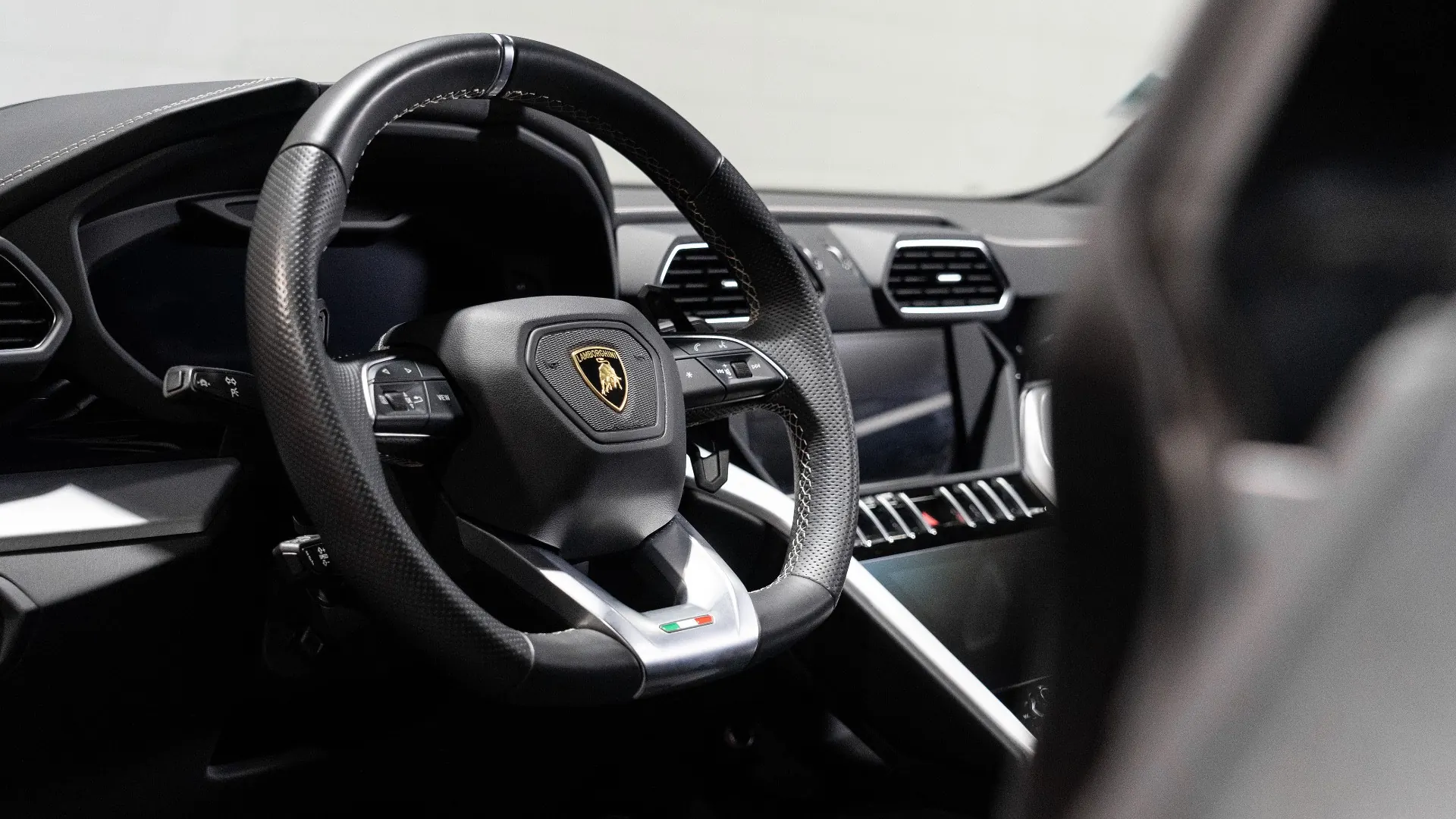 Lamborghini Urus — photo 16