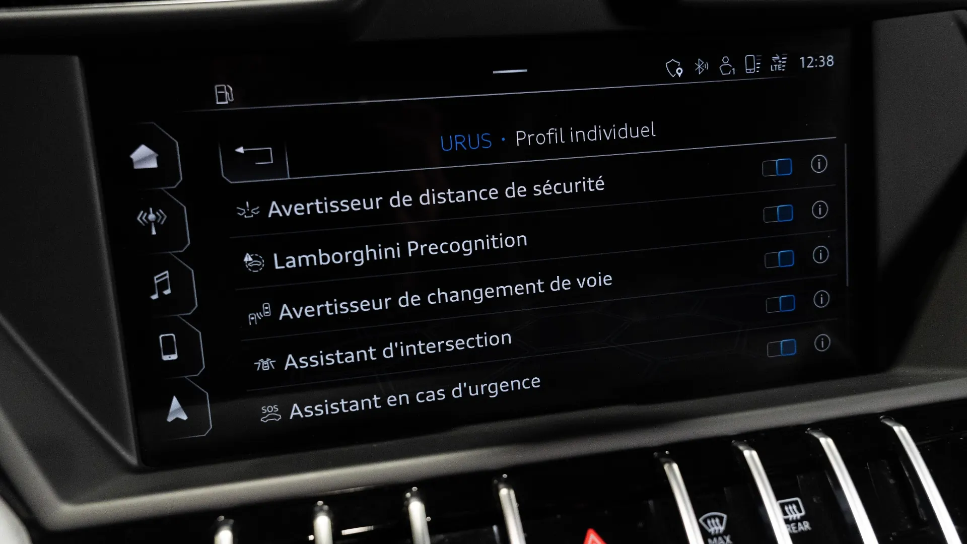 Lamborghini Urus — photo 29