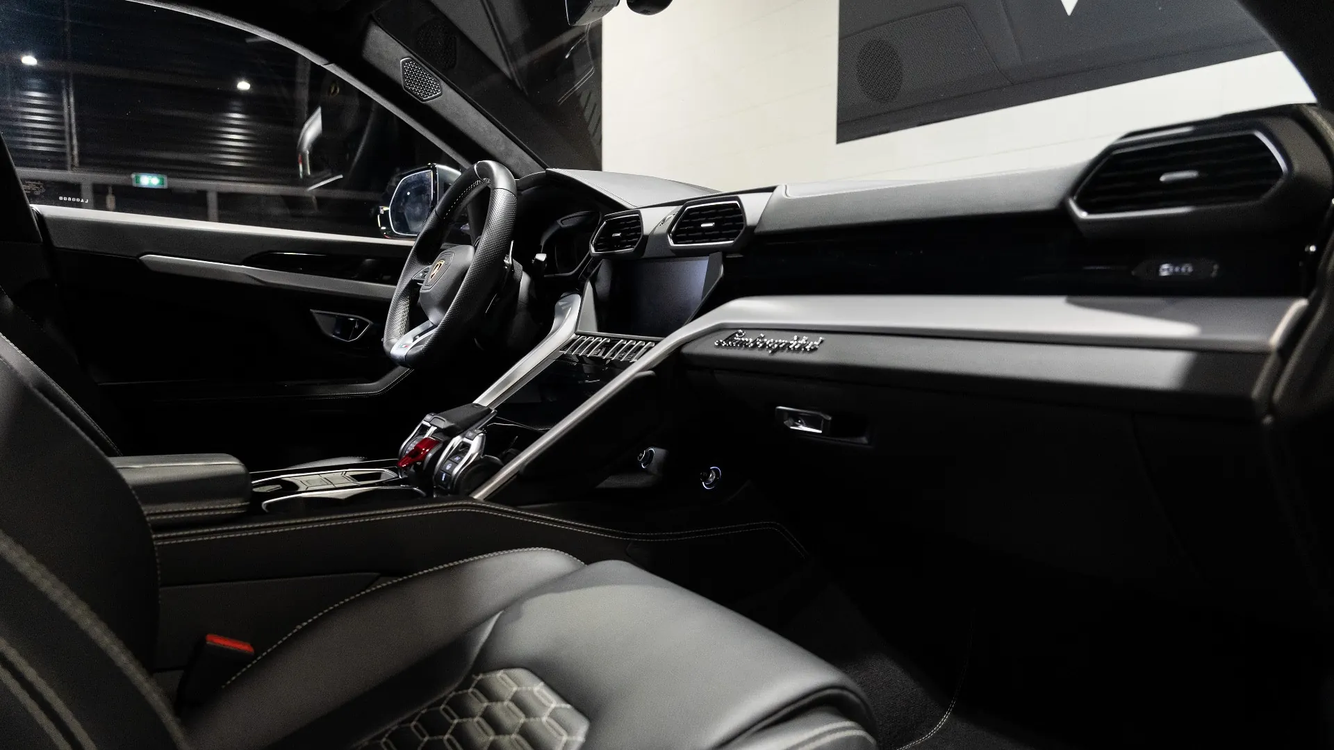 Lamborghini Urus — photo 26