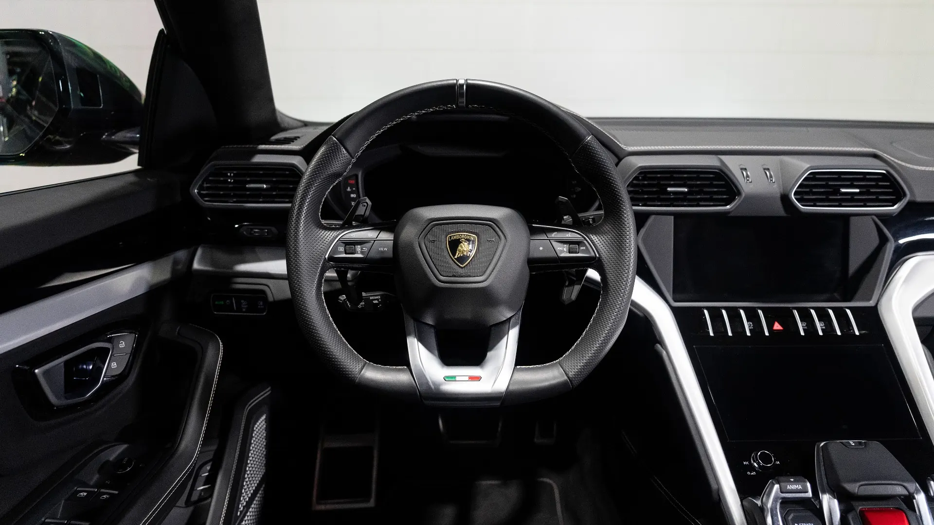 Lamborghini Urus — photo 19