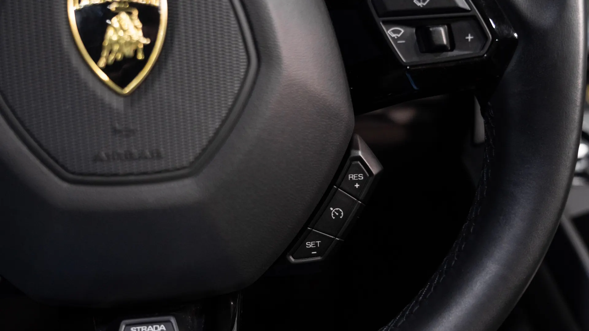 Lamborghini Huracan — photo 18