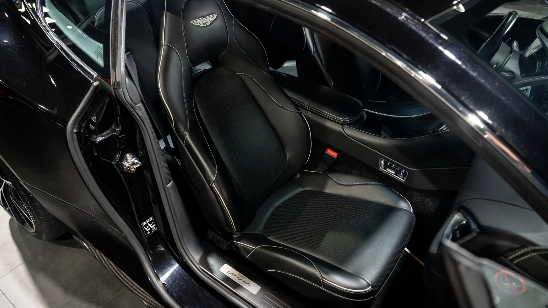 Aston Martin Vanquish — photo 14