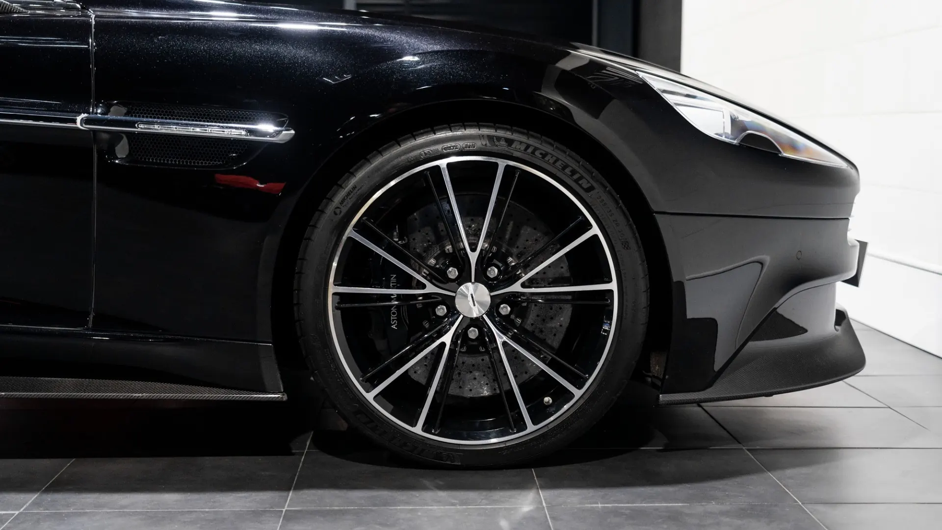 Aston Martin Vanquish — photo 11