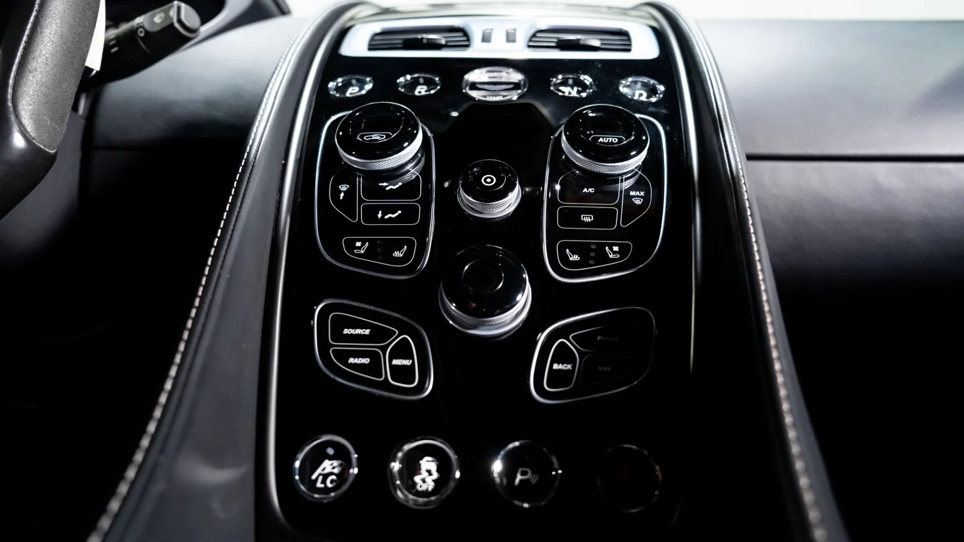 Aston Martin Vanquish — photo 27