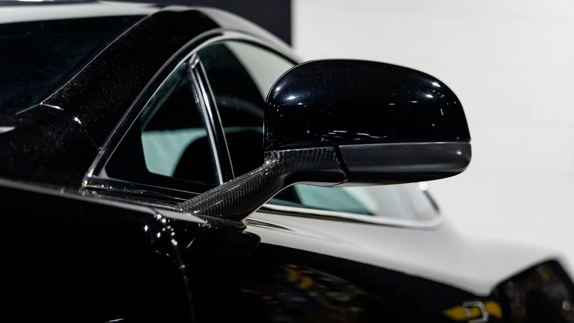 Aston Martin Vanquish — photo 9