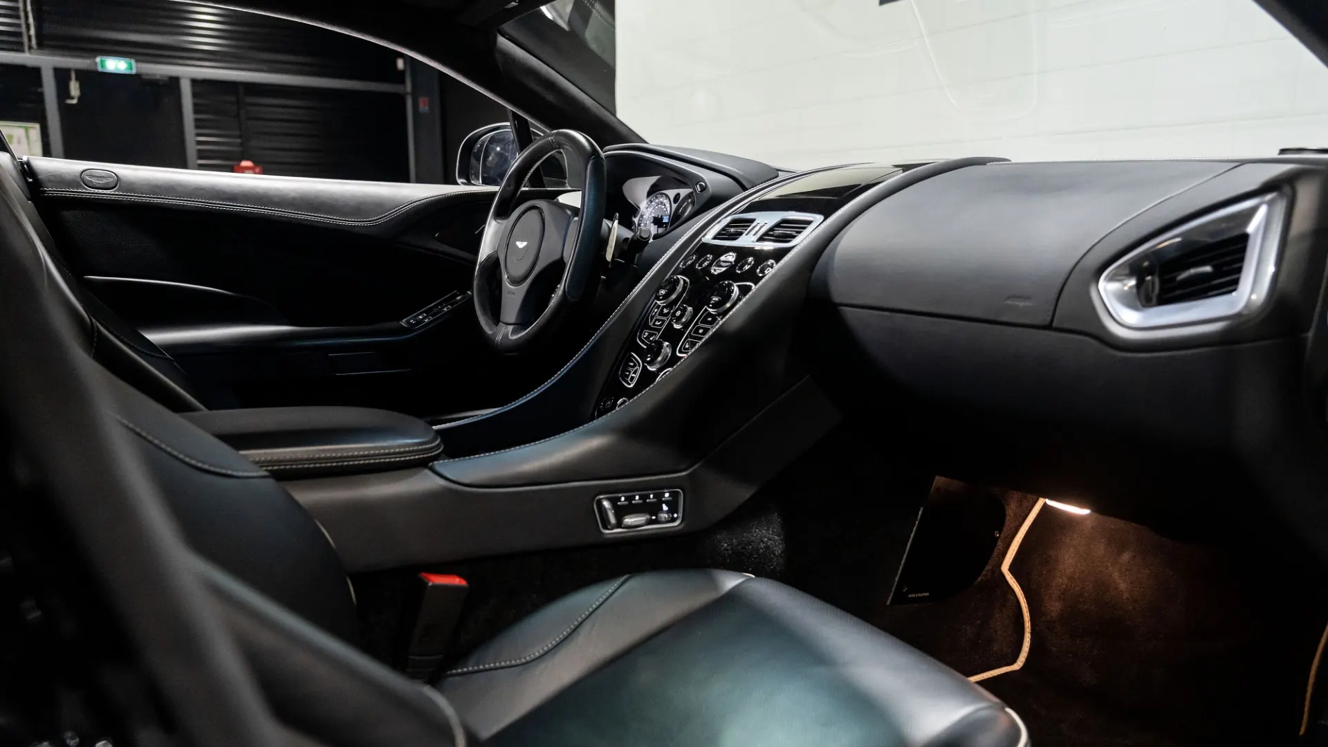 Aston Martin Vanquish — photo 19