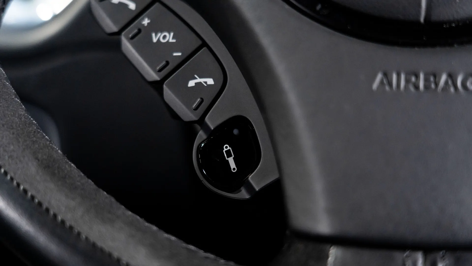 Aston Martin Vanquish — photo 22