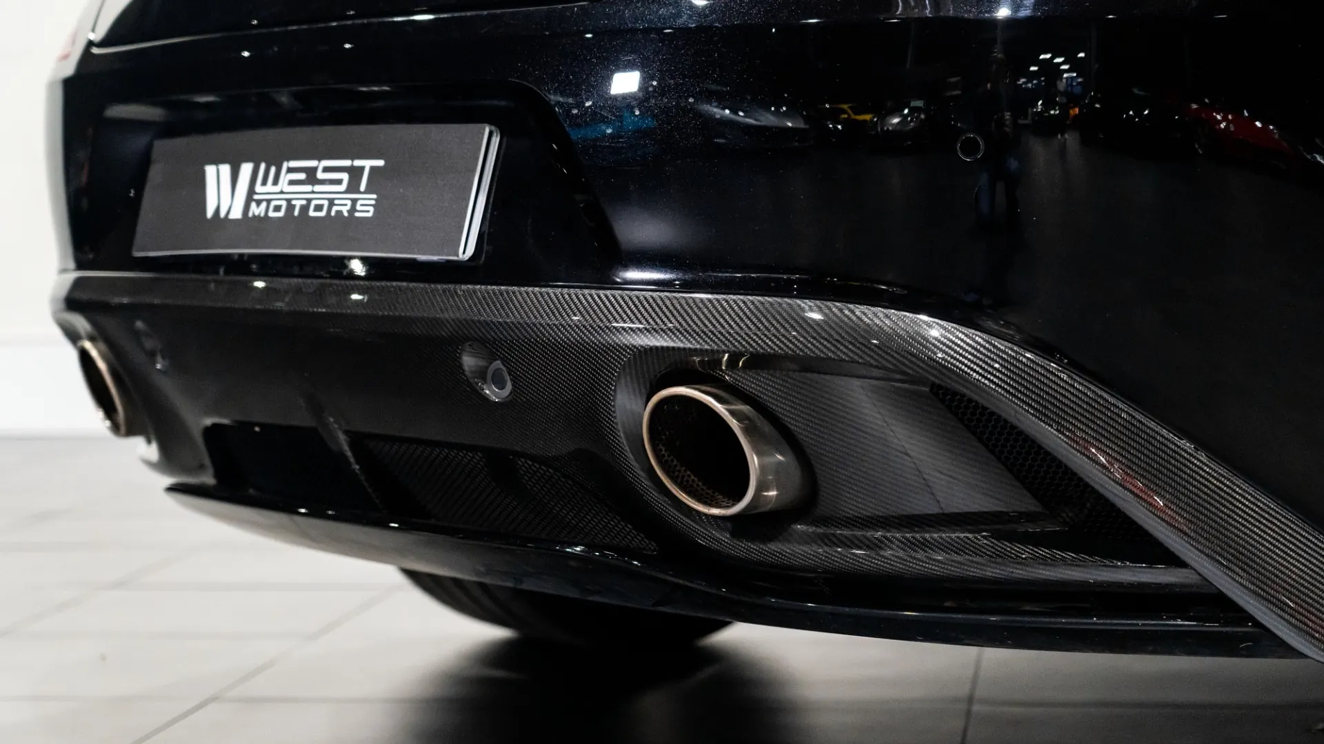 Aston Martin Vanquish — photo 6