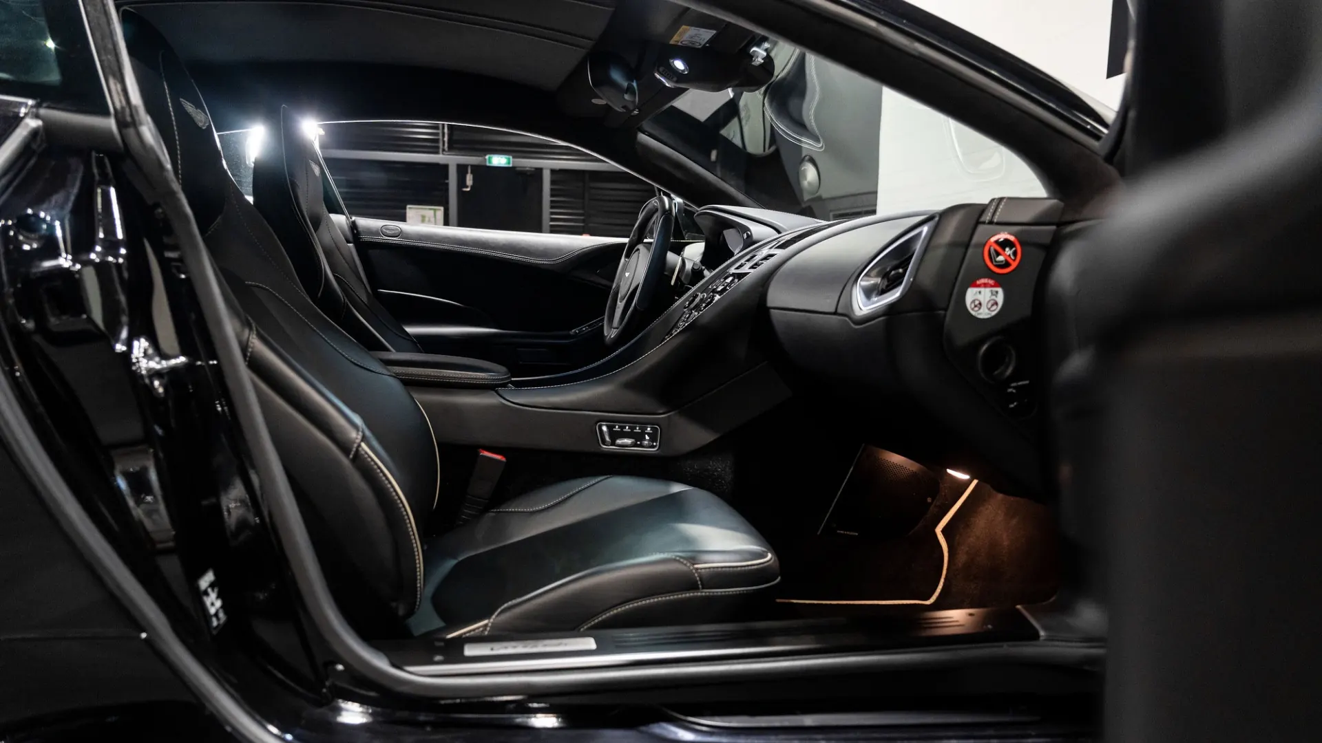 Aston Martin Vanquish — photo 13