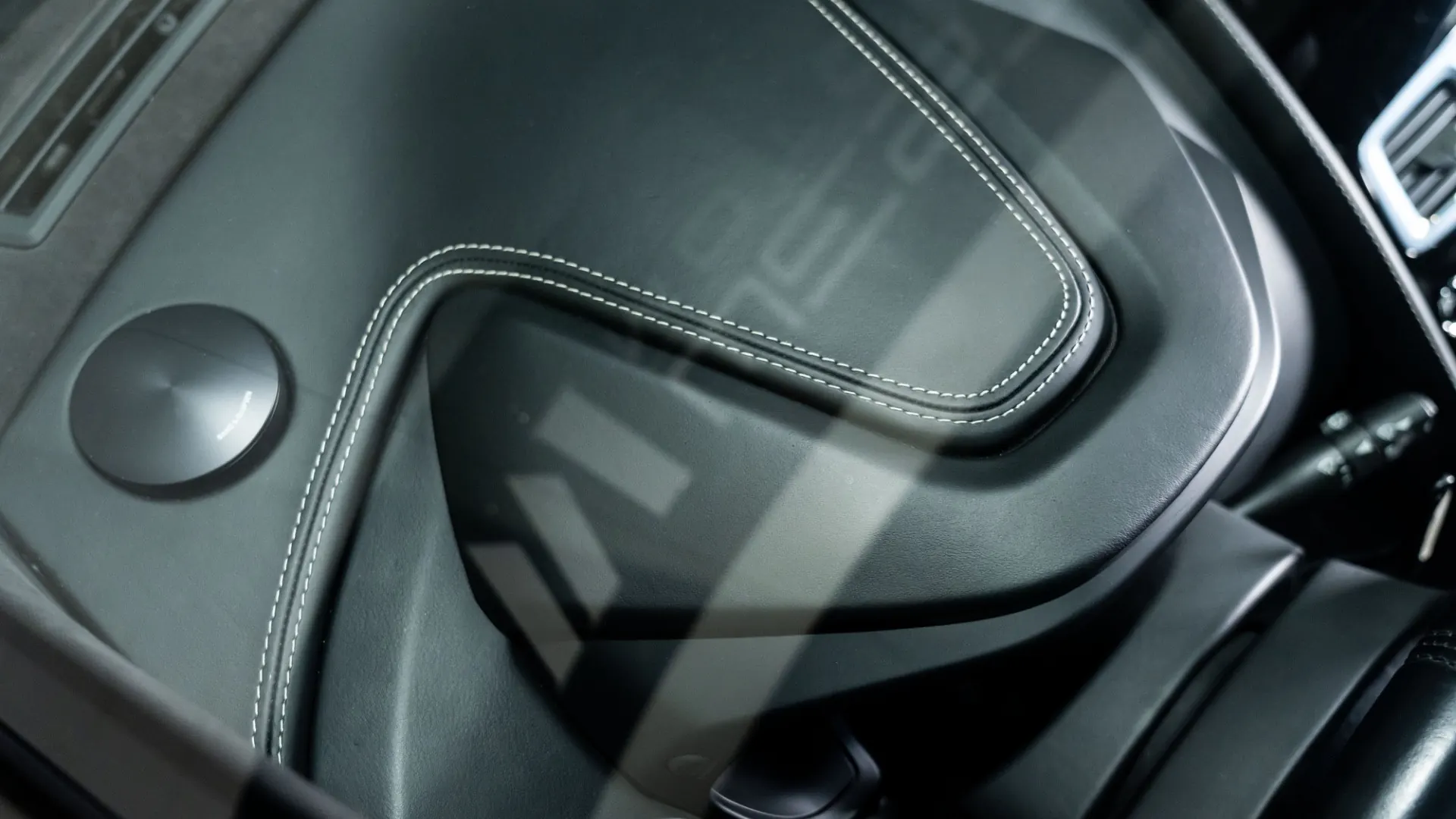 Aston Martin Vanquish — photo 23