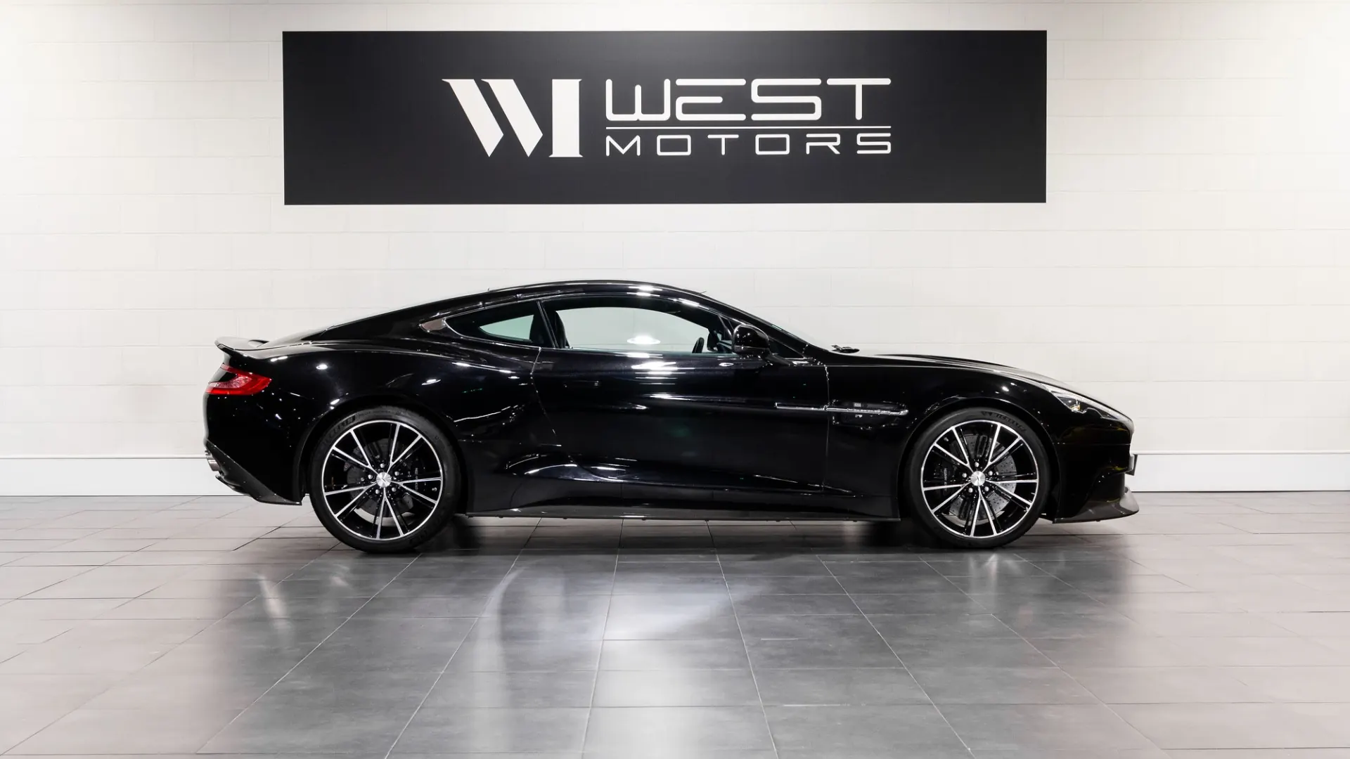 Aston Martin Vanquish — photo 3