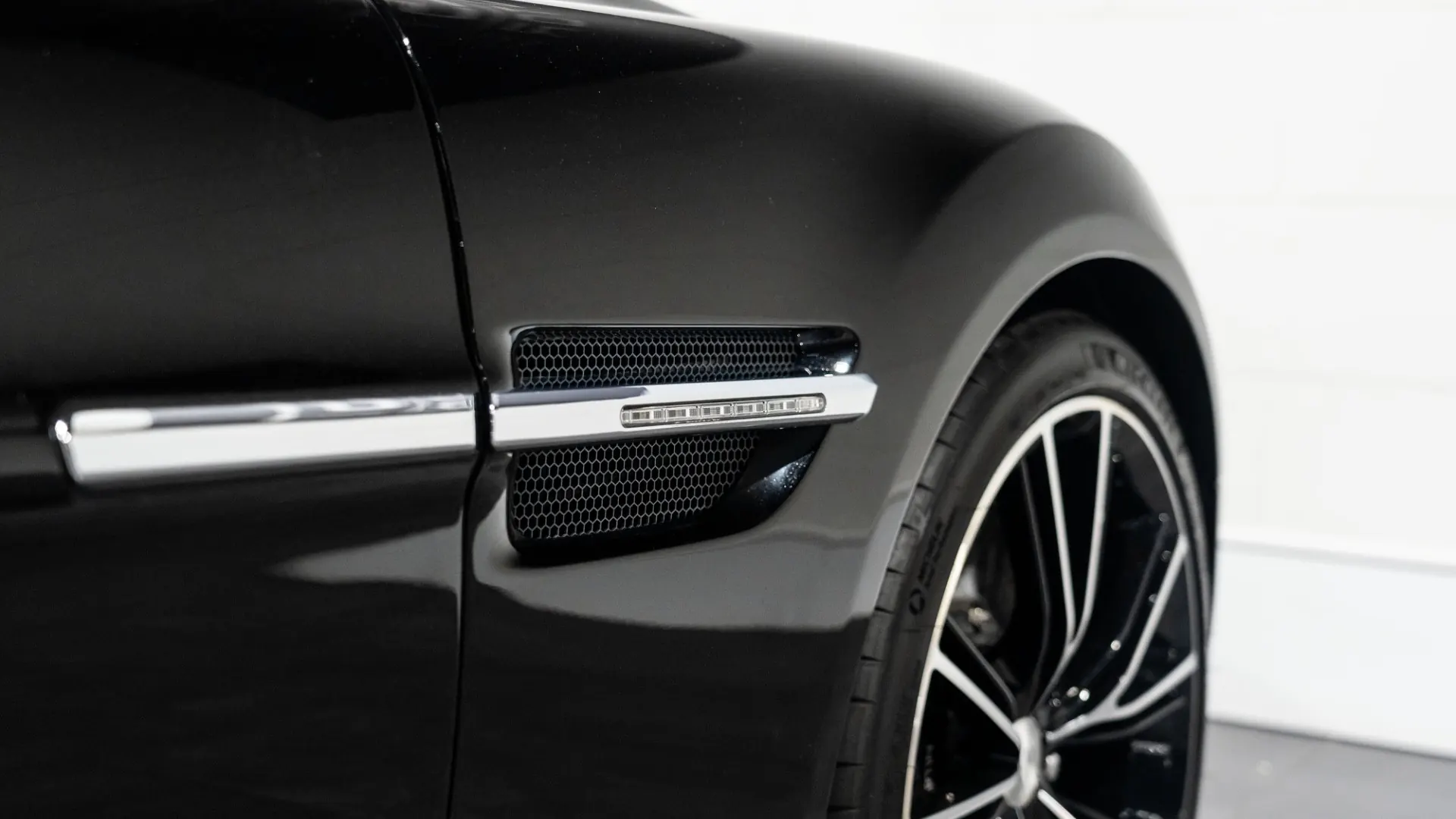 Aston Martin Vanquish — photo 10