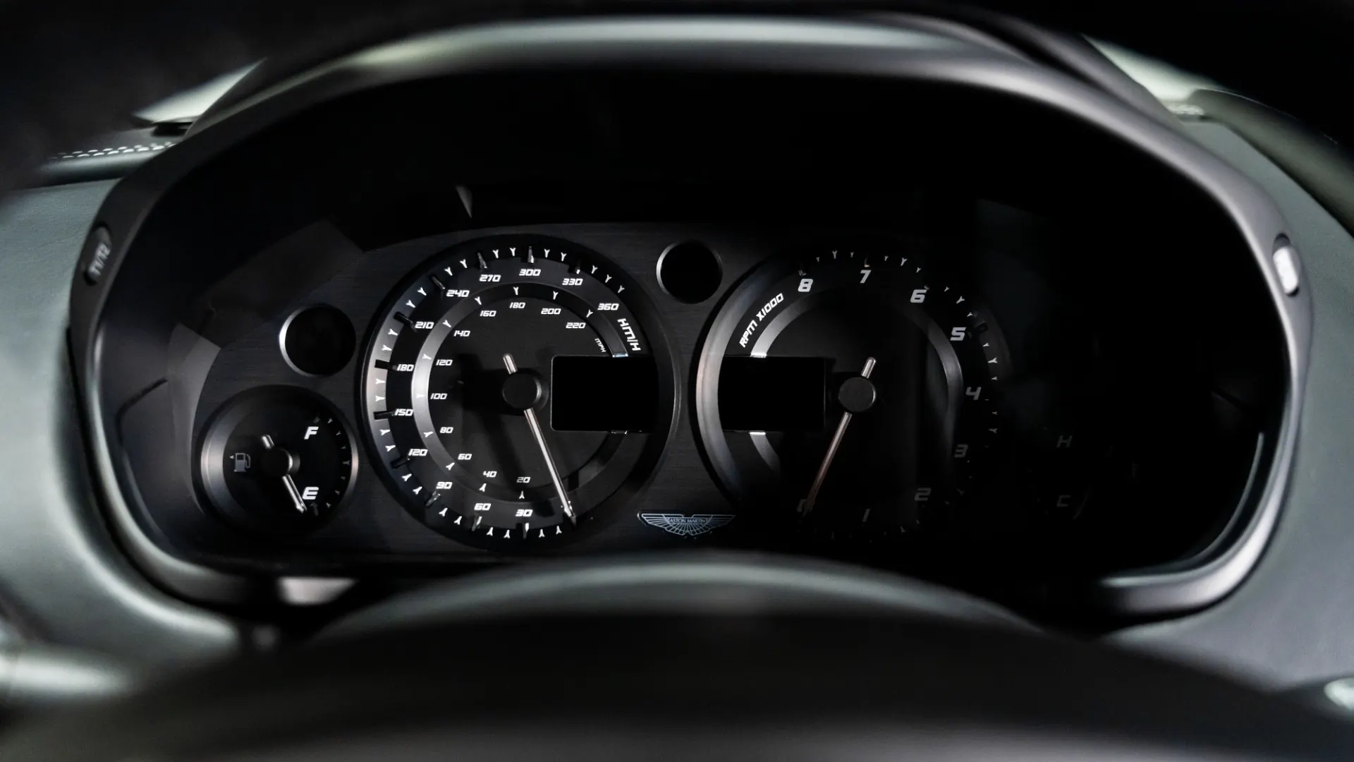 Aston Martin Vanquish — photo 21