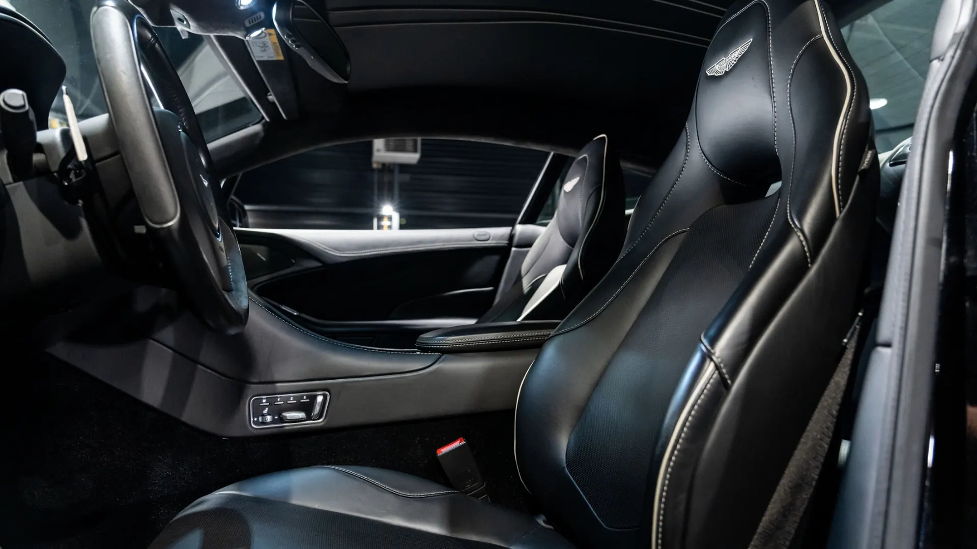 Aston Martin Vanquish — photo 15