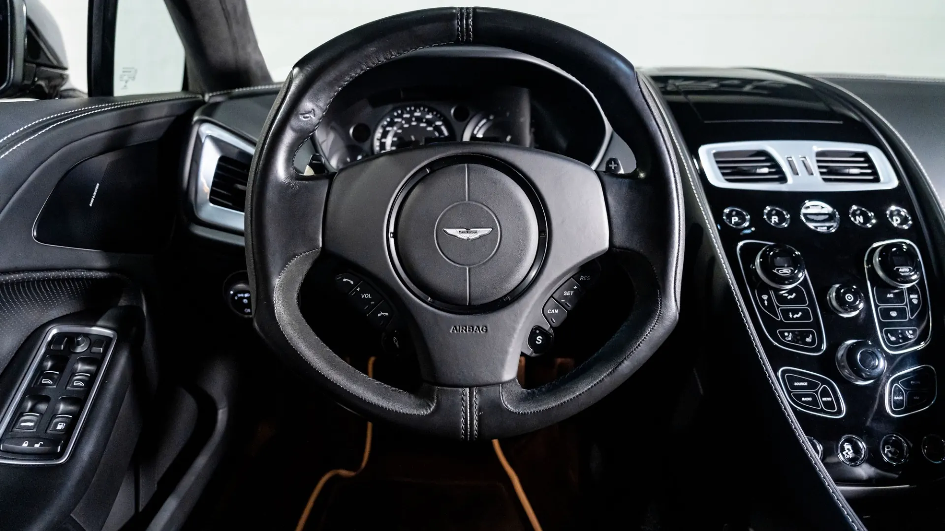 Aston Martin Vanquish — photo 20