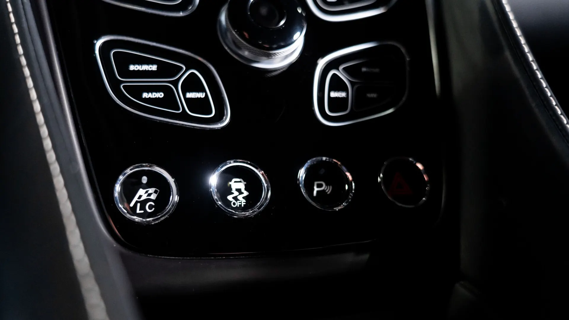 Aston Martin Vanquish — photo 30