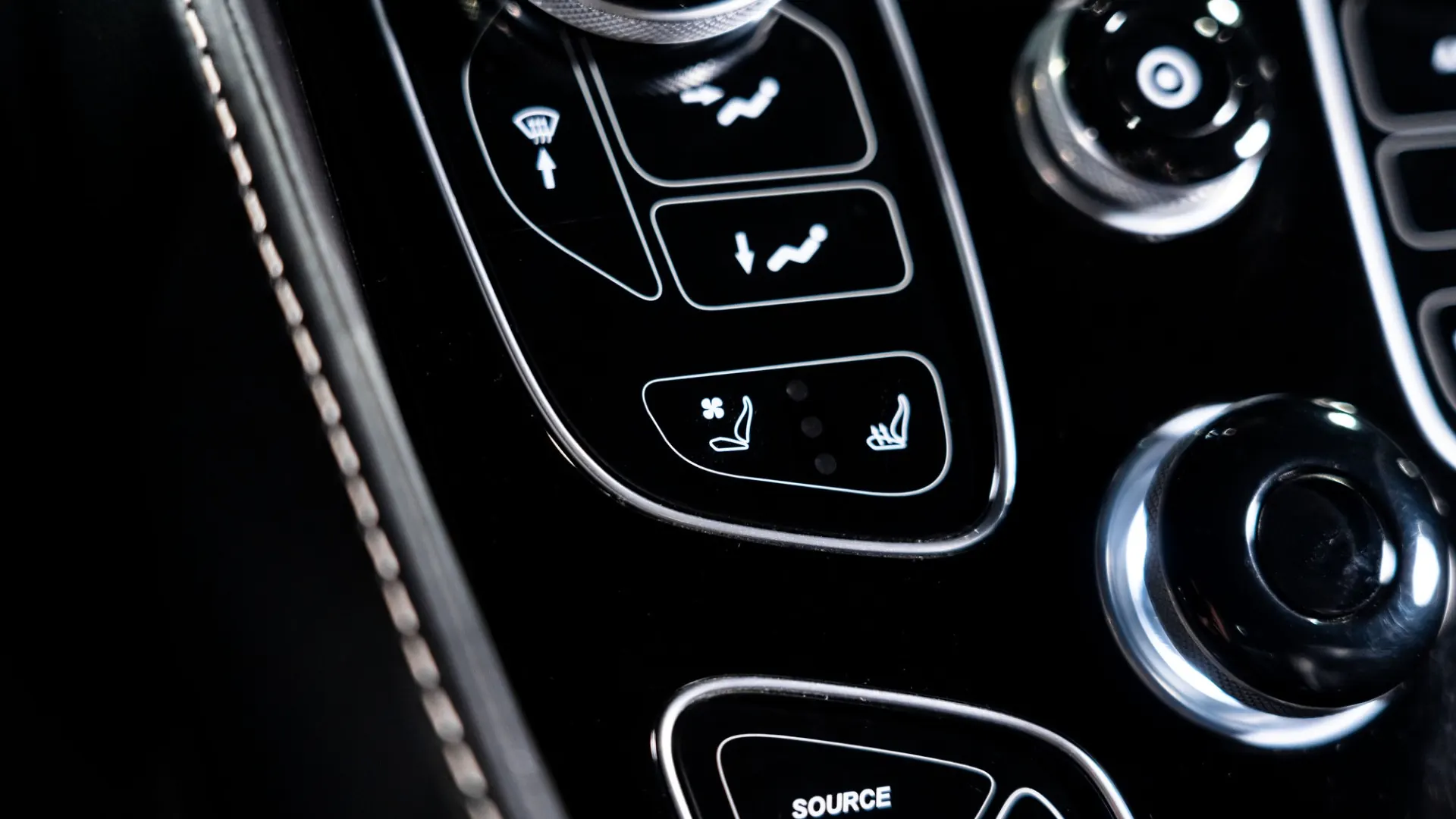Aston Martin Vanquish — photo 29