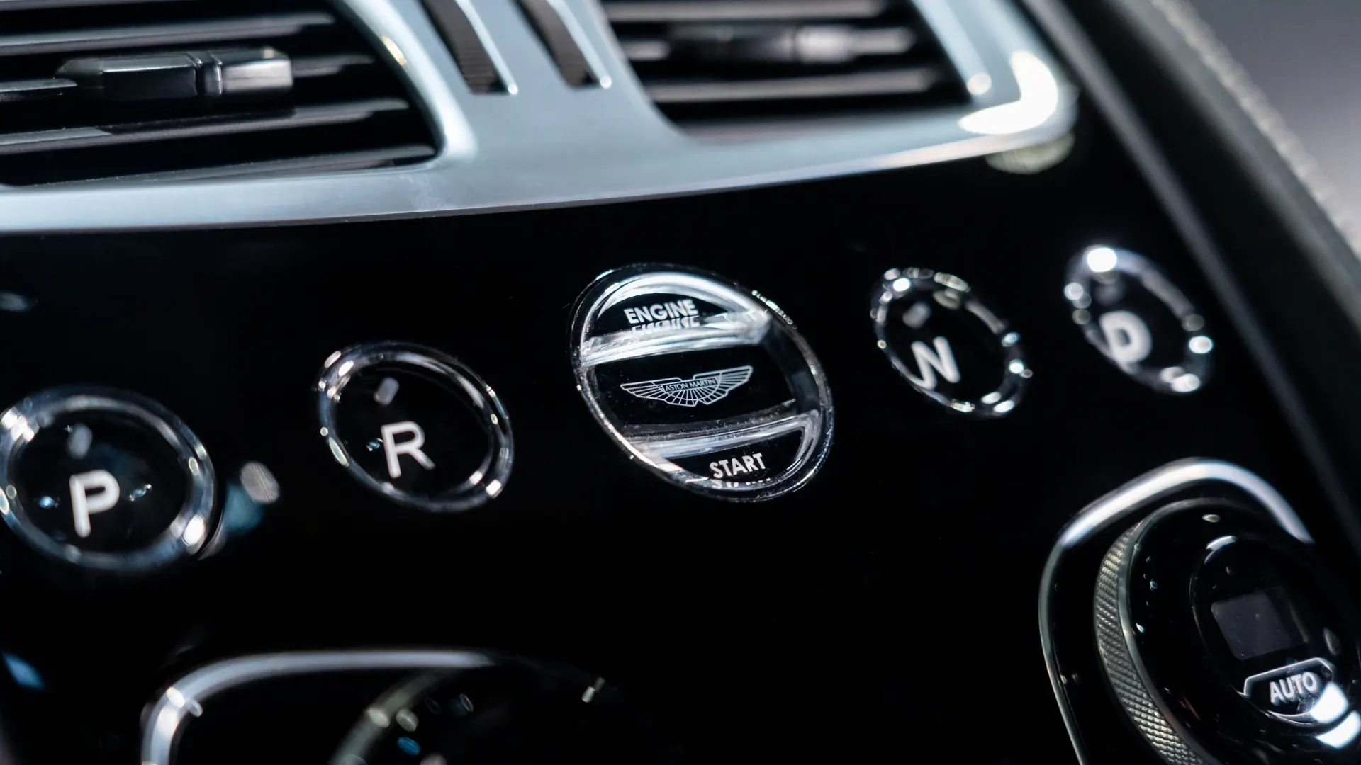 Aston Martin Vanquish — photo 28