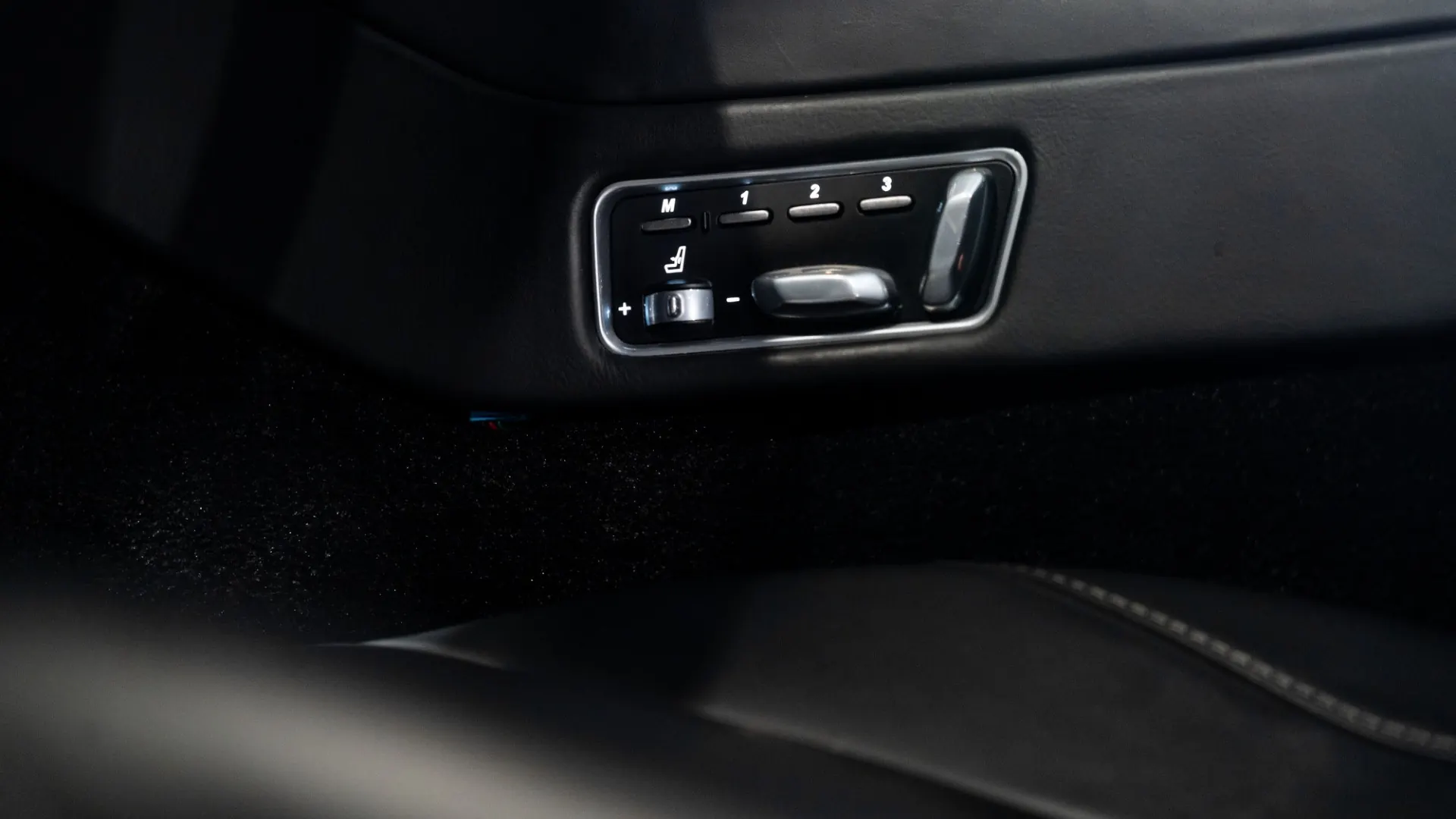 Aston Martin Vanquish — photo 17