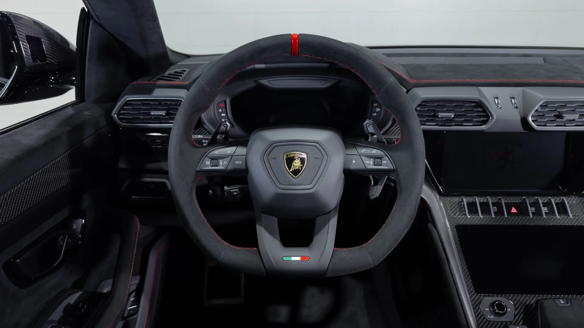 Lamborghini Urus — photo 23