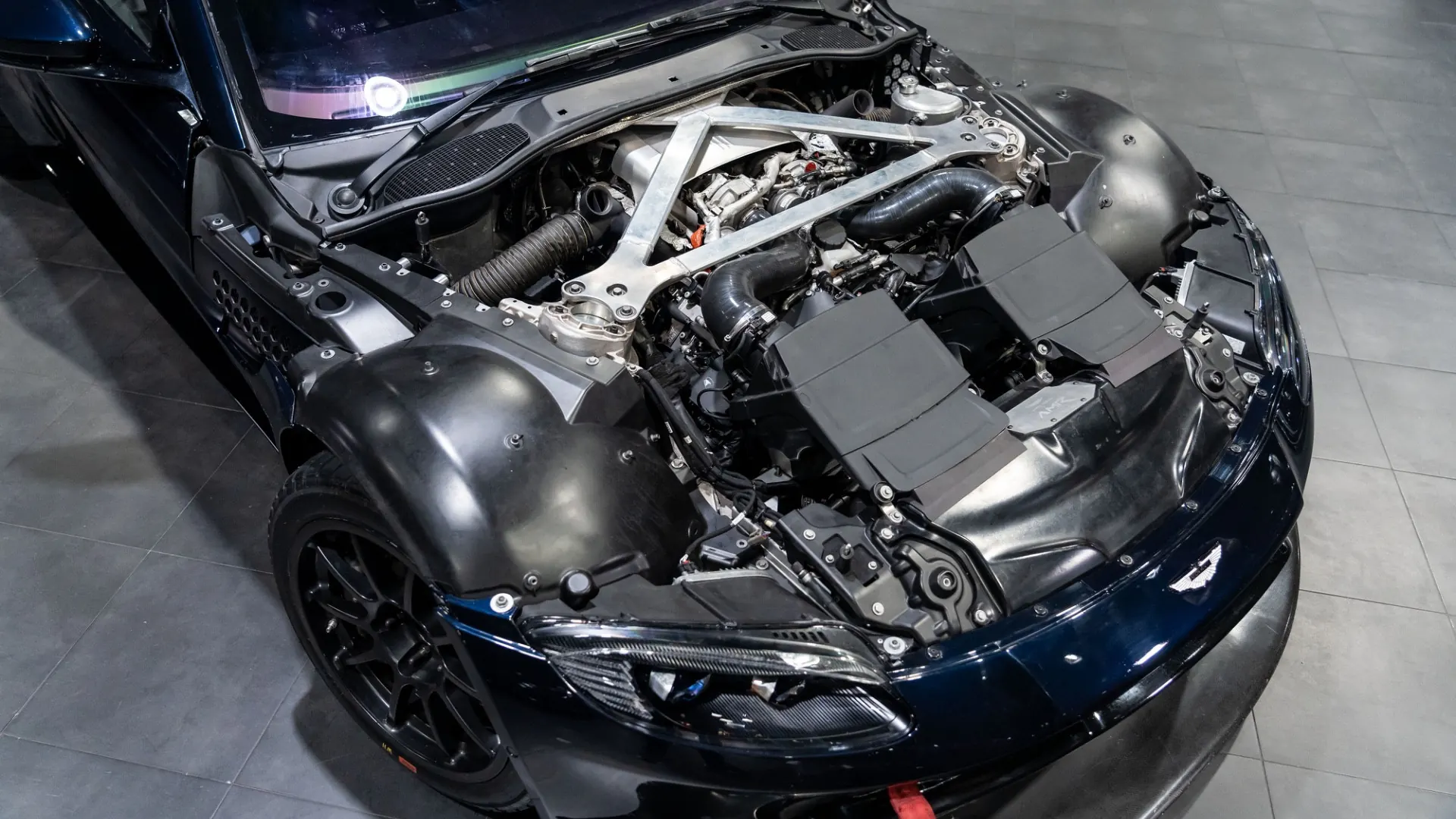 Aston Martin Vantage — photo 18