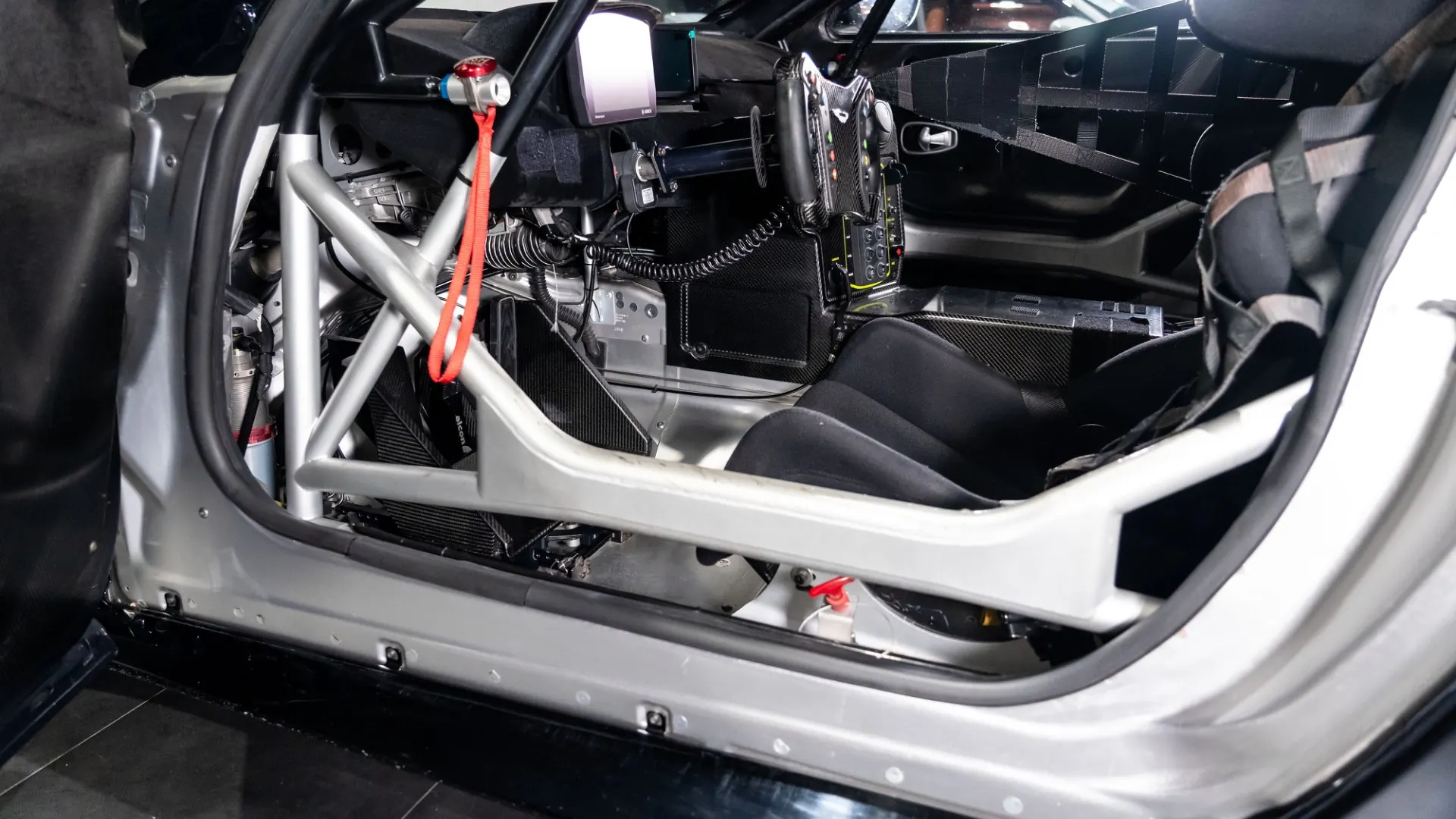 Aston Martin Vantage — photo 13