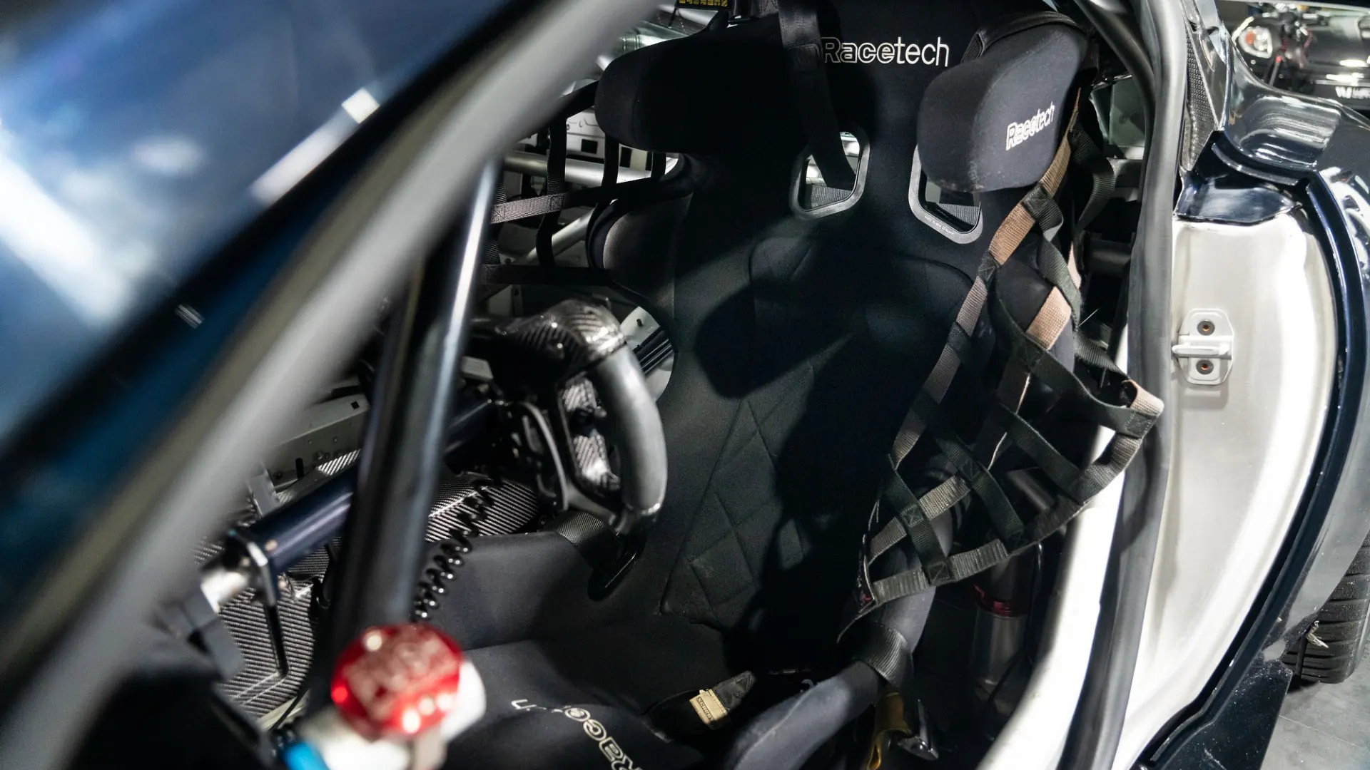 Aston Martin Vantage — photo 14