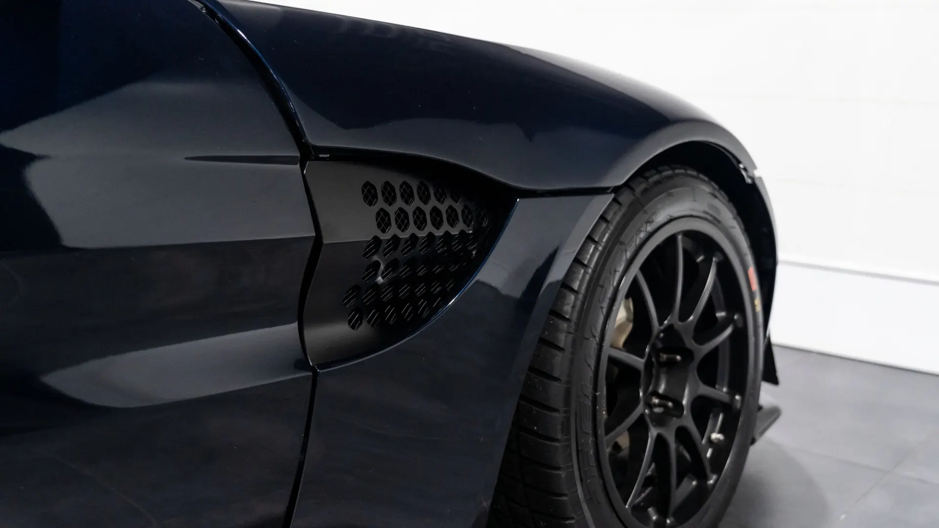 Aston Martin Vantage — photo 6
