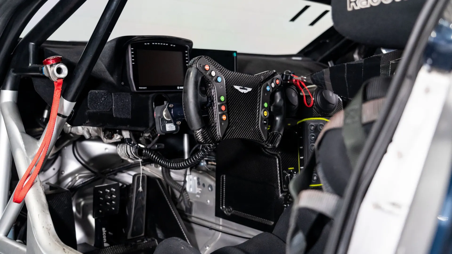 Aston Martin Vantage — photo 11
