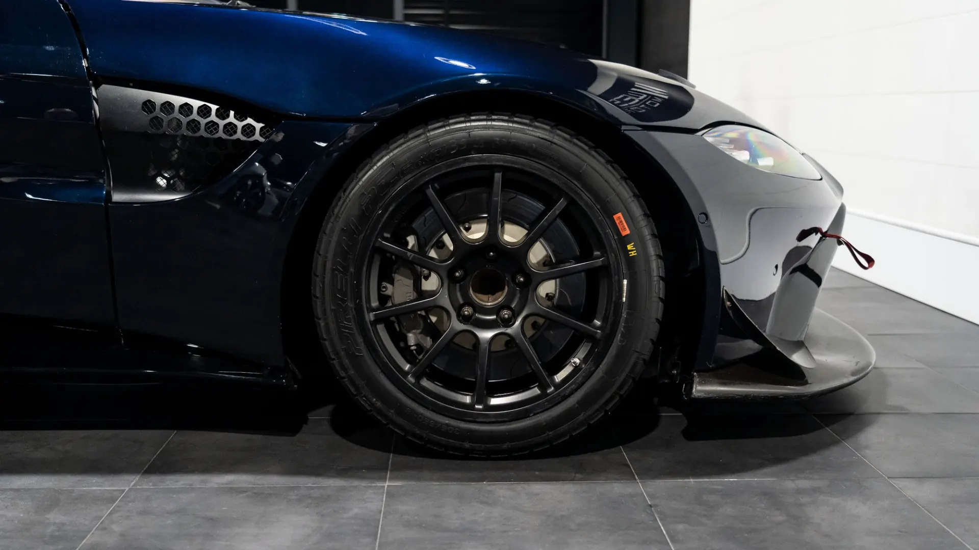 Aston Martin Vantage — photo 7