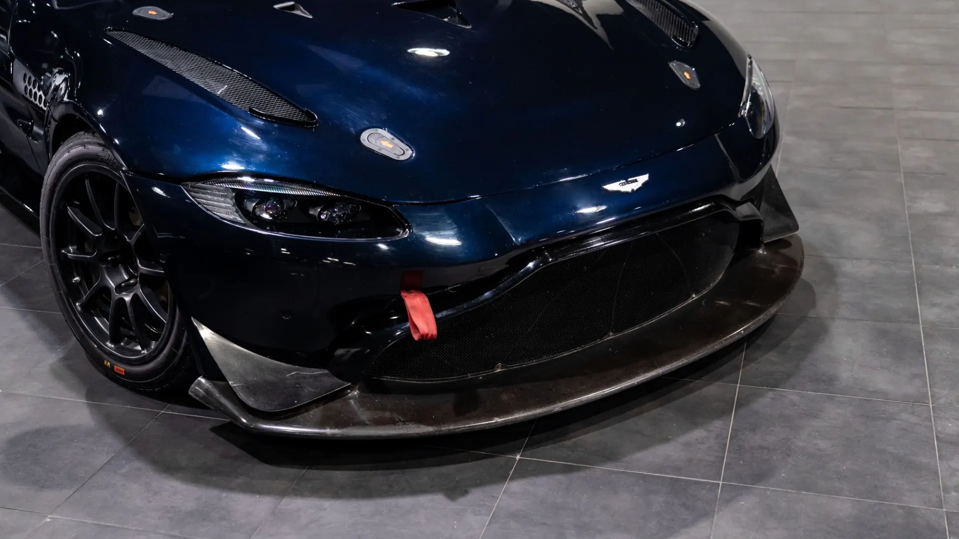 Aston Martin Vantage — photo 2