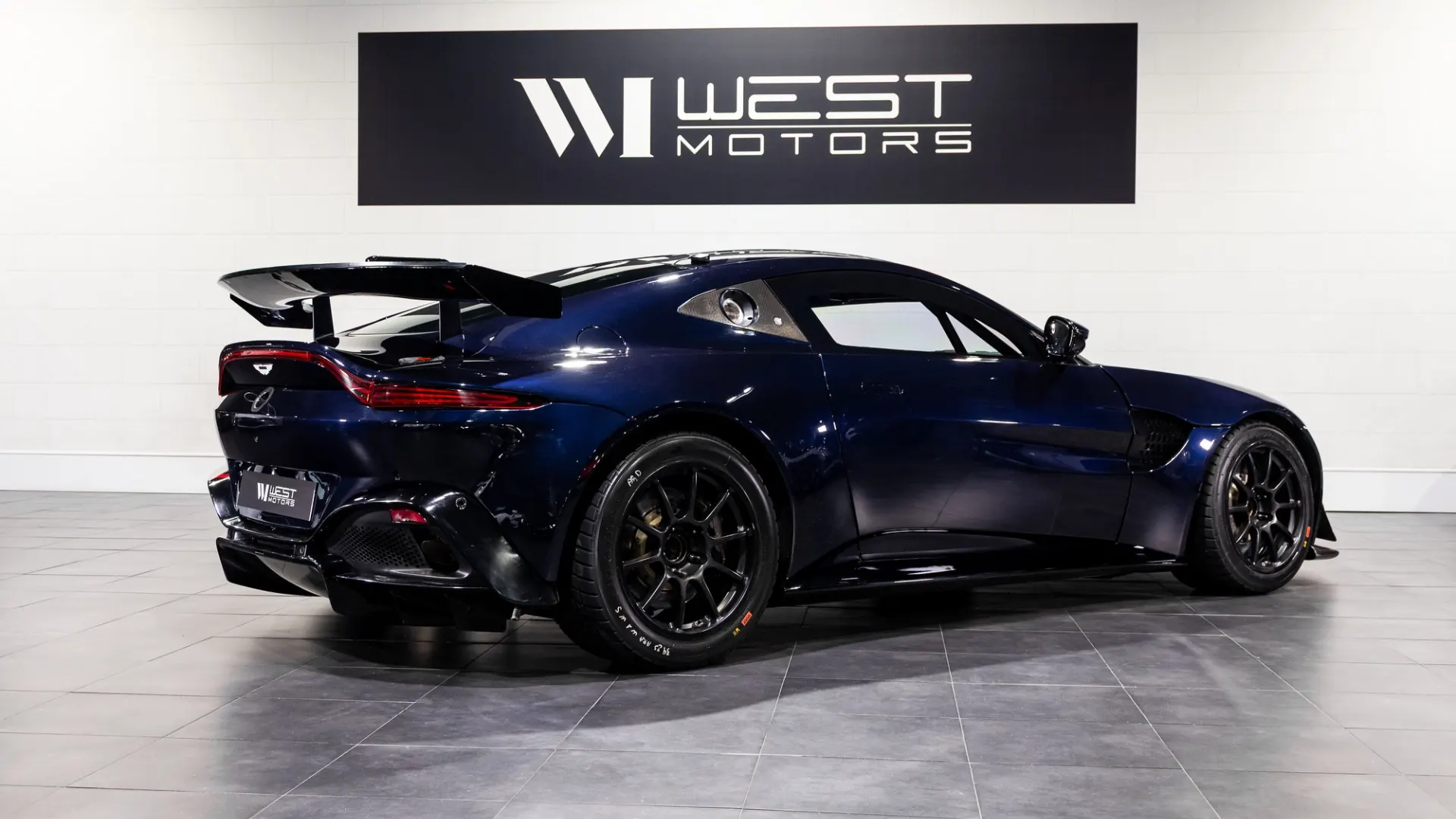 Aston Martin Vantage — photo 3
