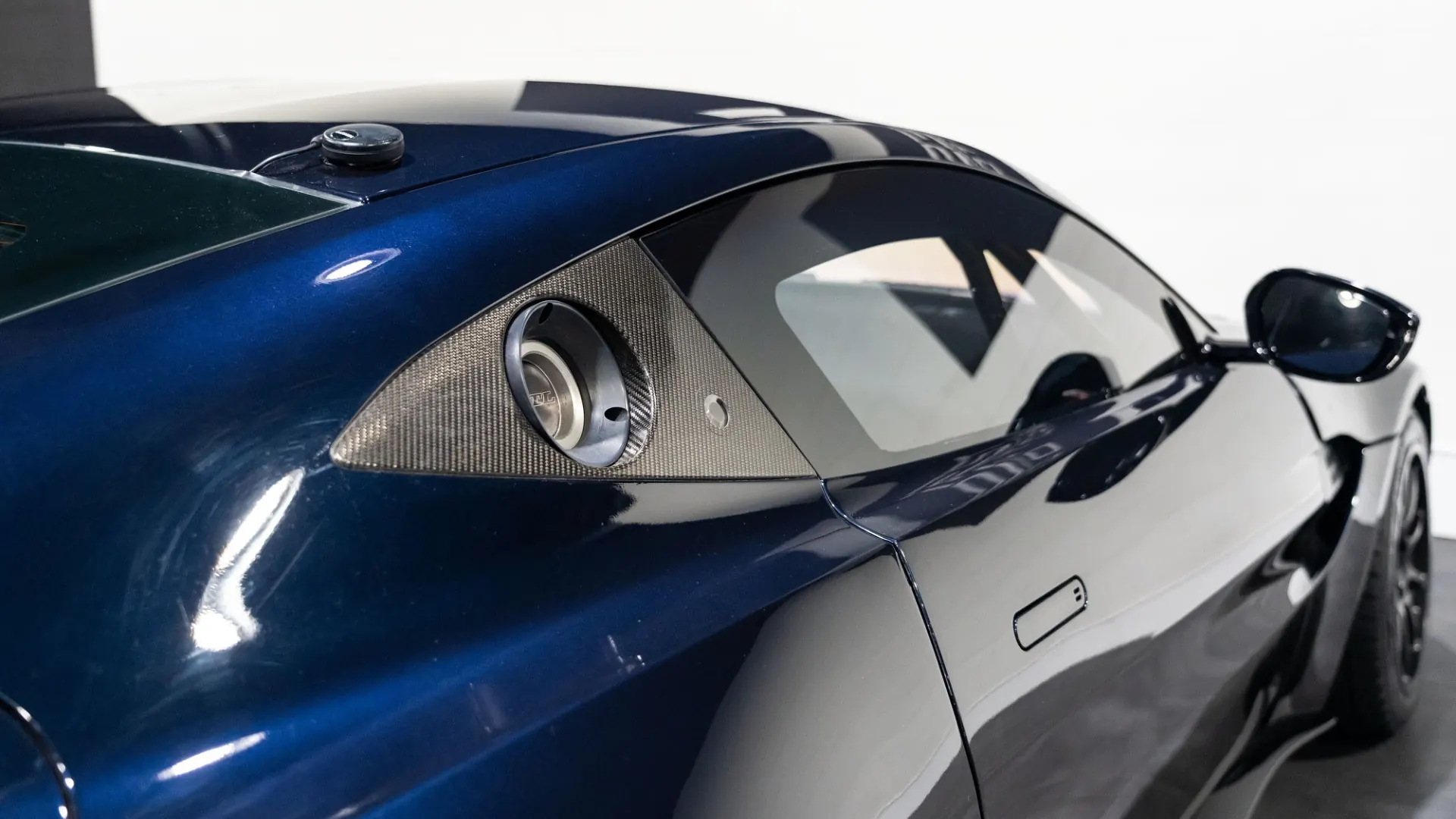 Aston Martin Vantage — photo 5