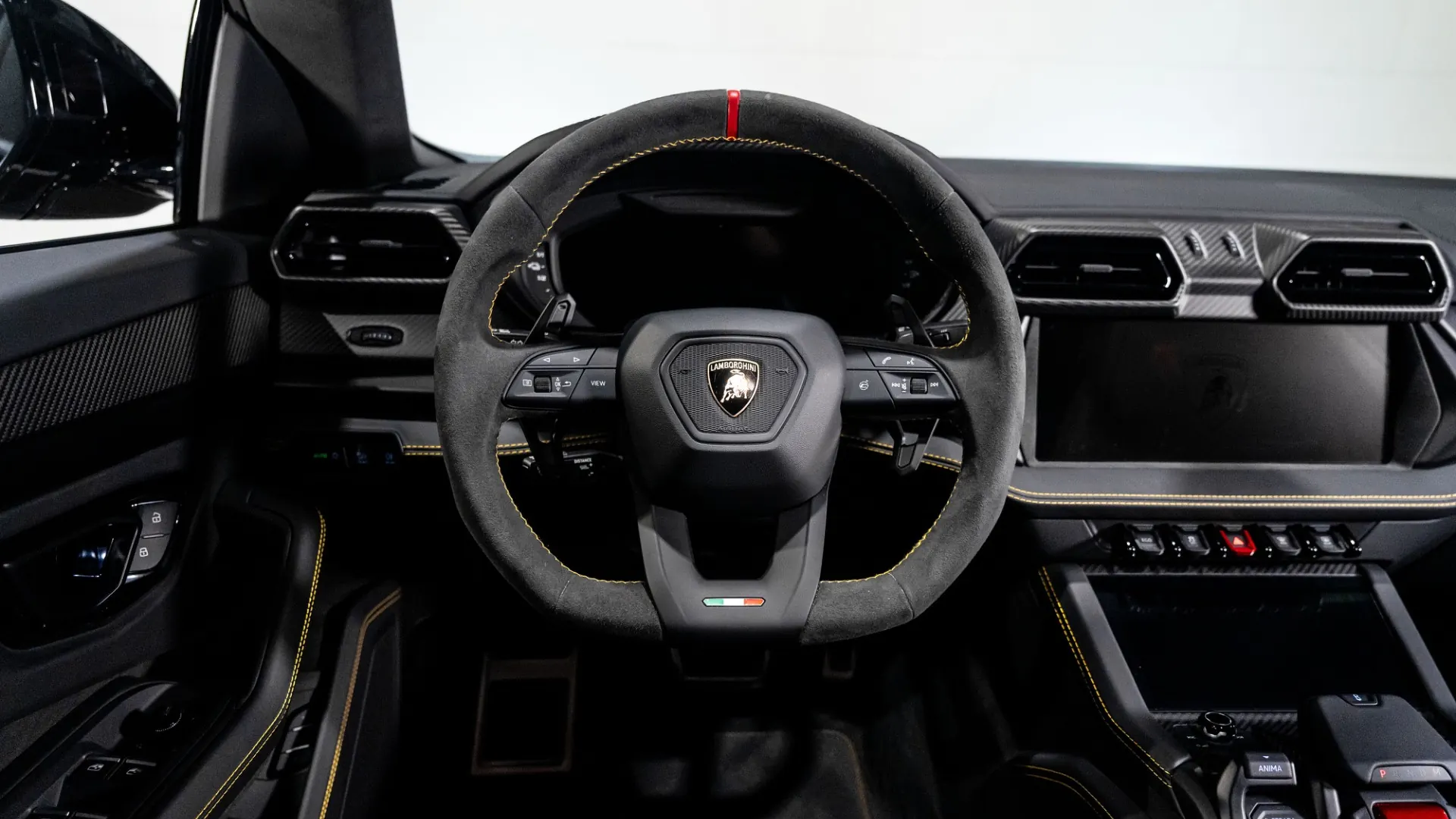 Lamborghini Urus — photo 17