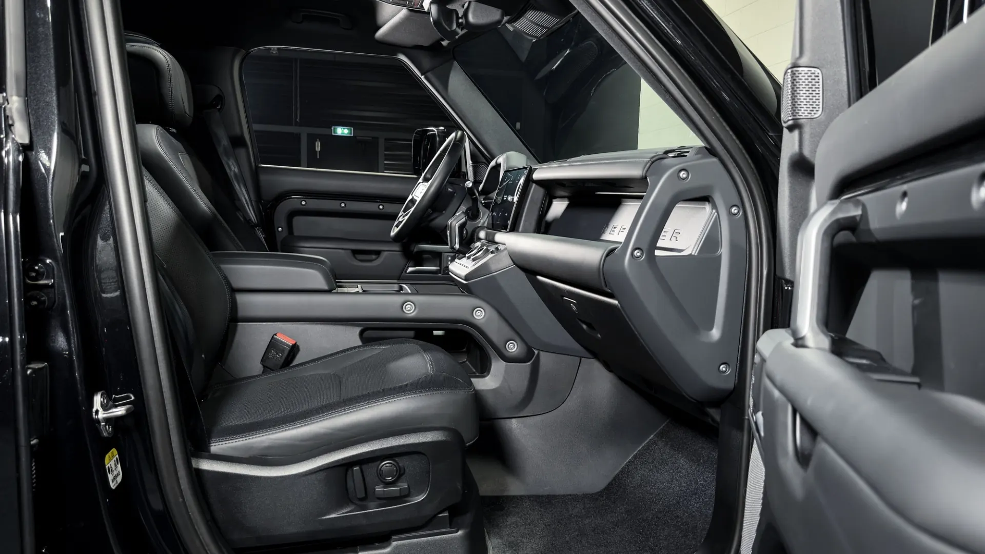 Land Rover Defender — photo 9