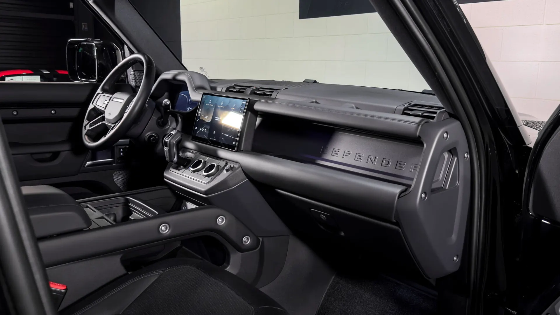 Land Rover Defender — photo 13