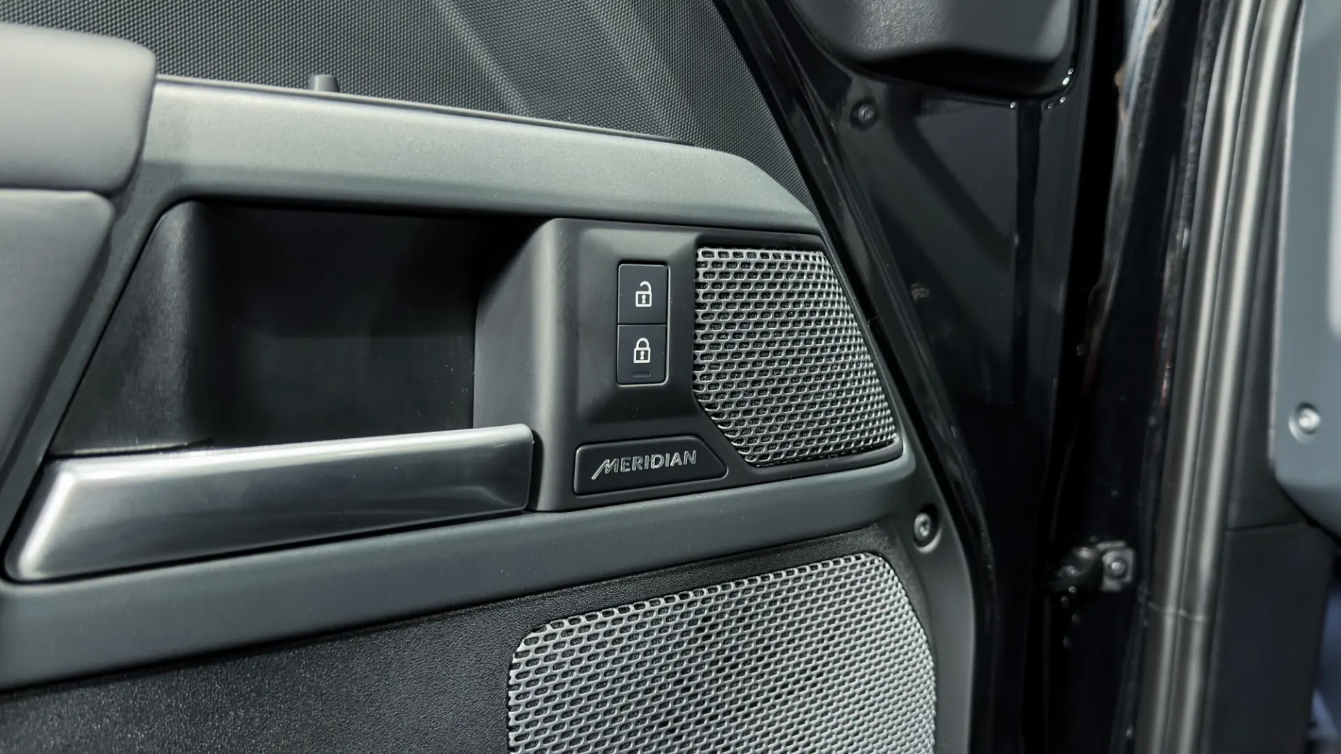Land Rover Defender — photo 22