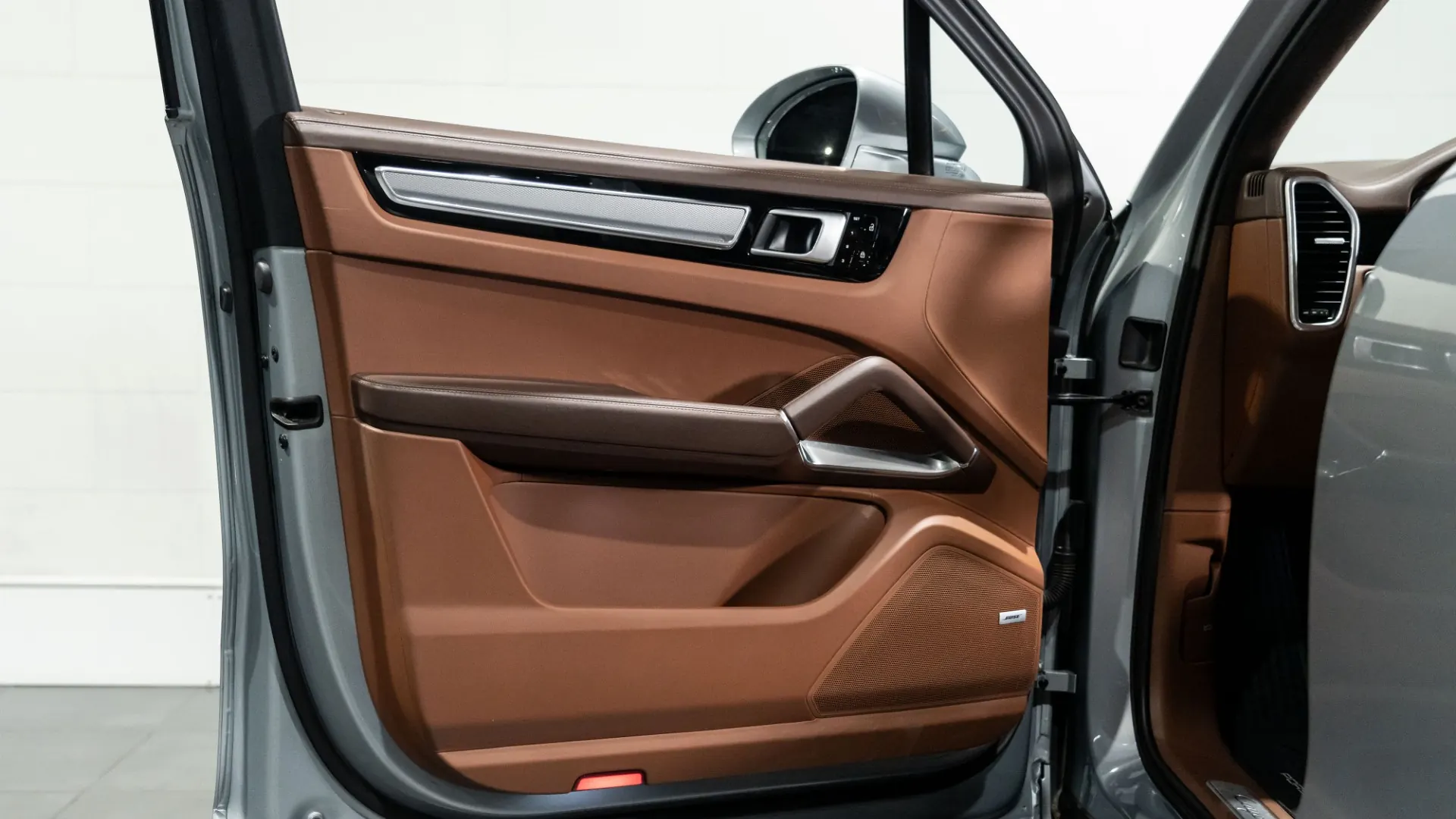Porsche Cayenne — photo 14