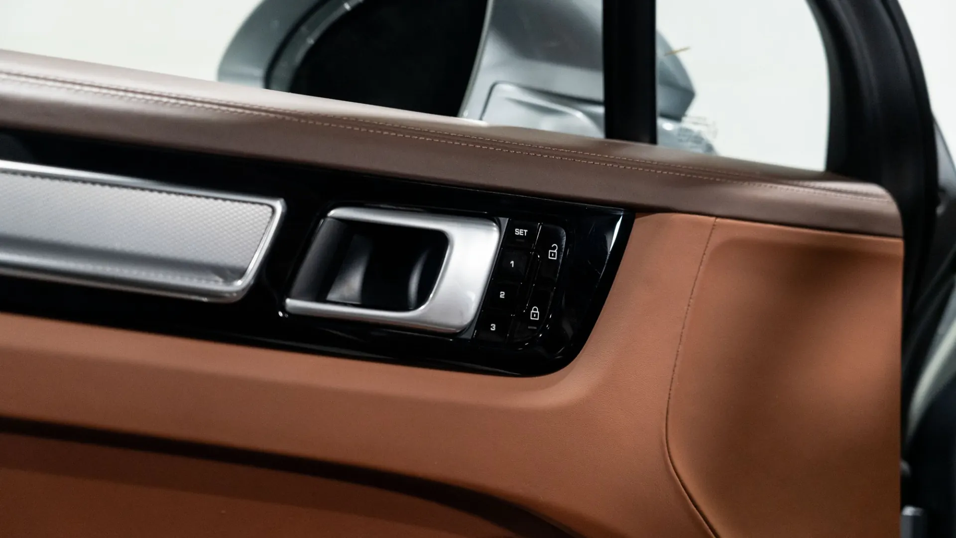 Porsche Cayenne — photo 15