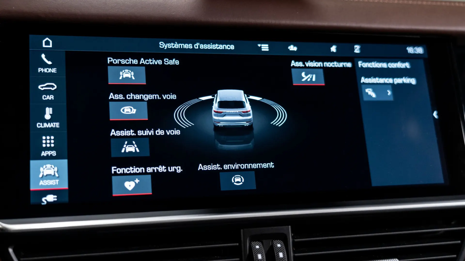 Porsche Cayenne — photo 27