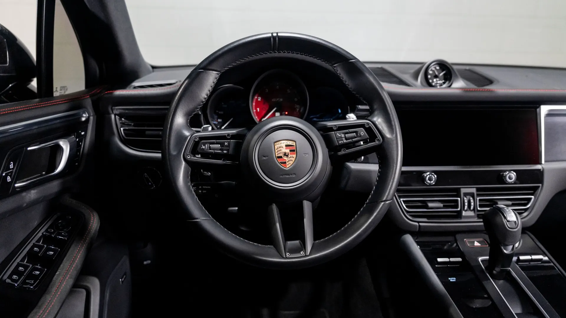 Porsche Macan — photo 17