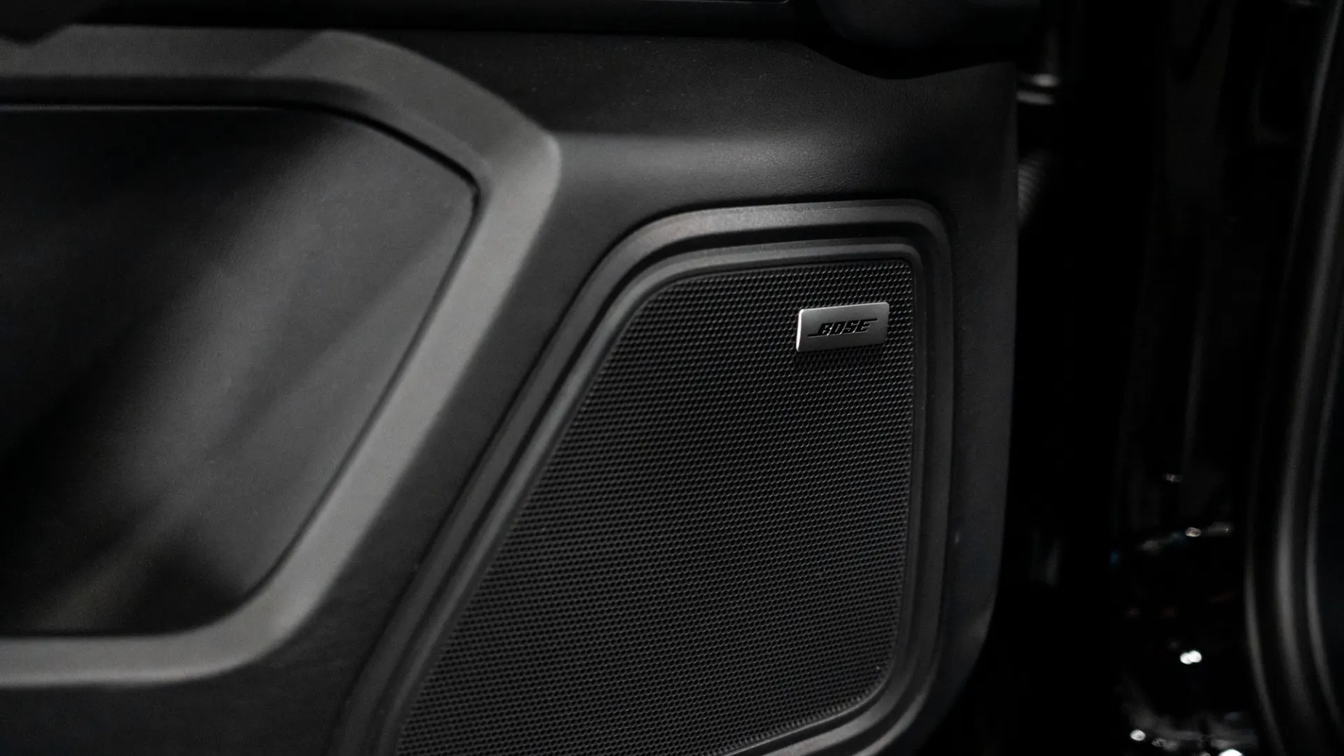 Porsche Macan — photo 27