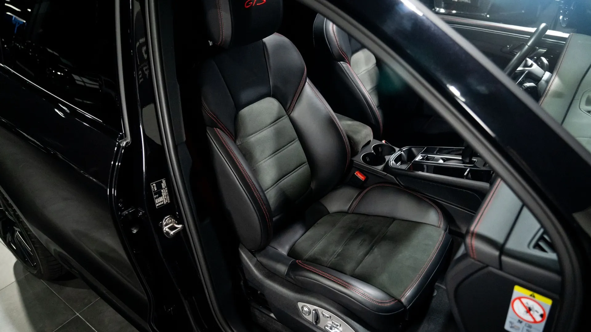 Porsche Macan — photo 10