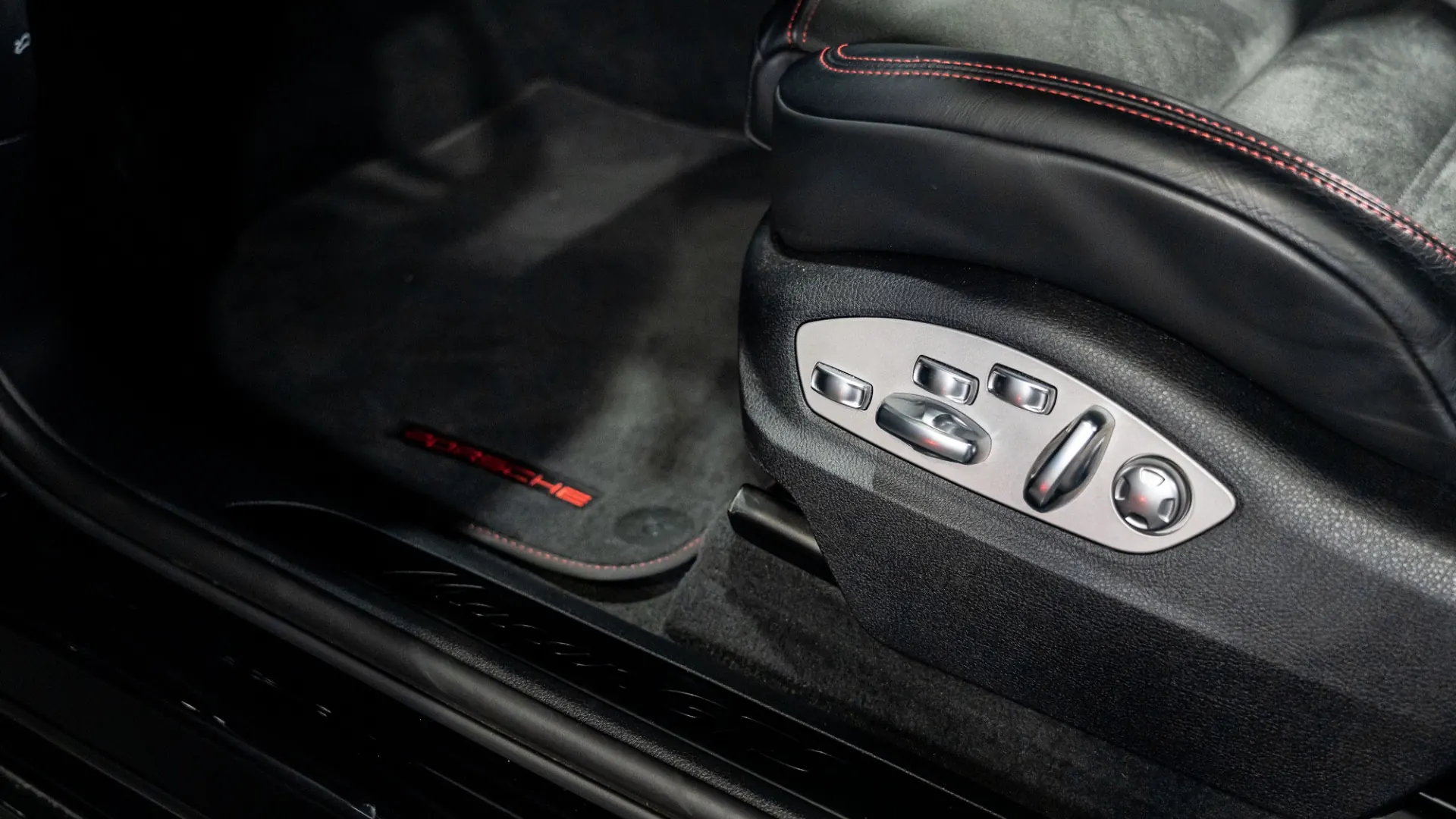 Porsche Macan — photo 14